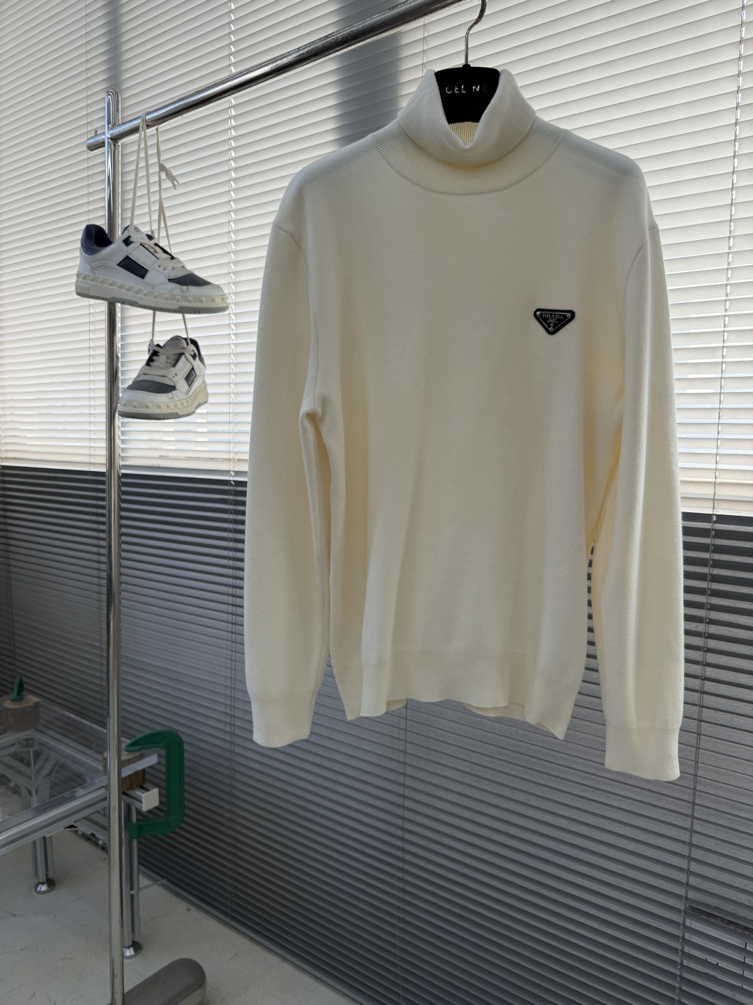 -PRAD 25秋冬季新品-男士羊毛针织高领套头衫简约三间标设计，上身就是气质满满，打造时髦出众的精致感