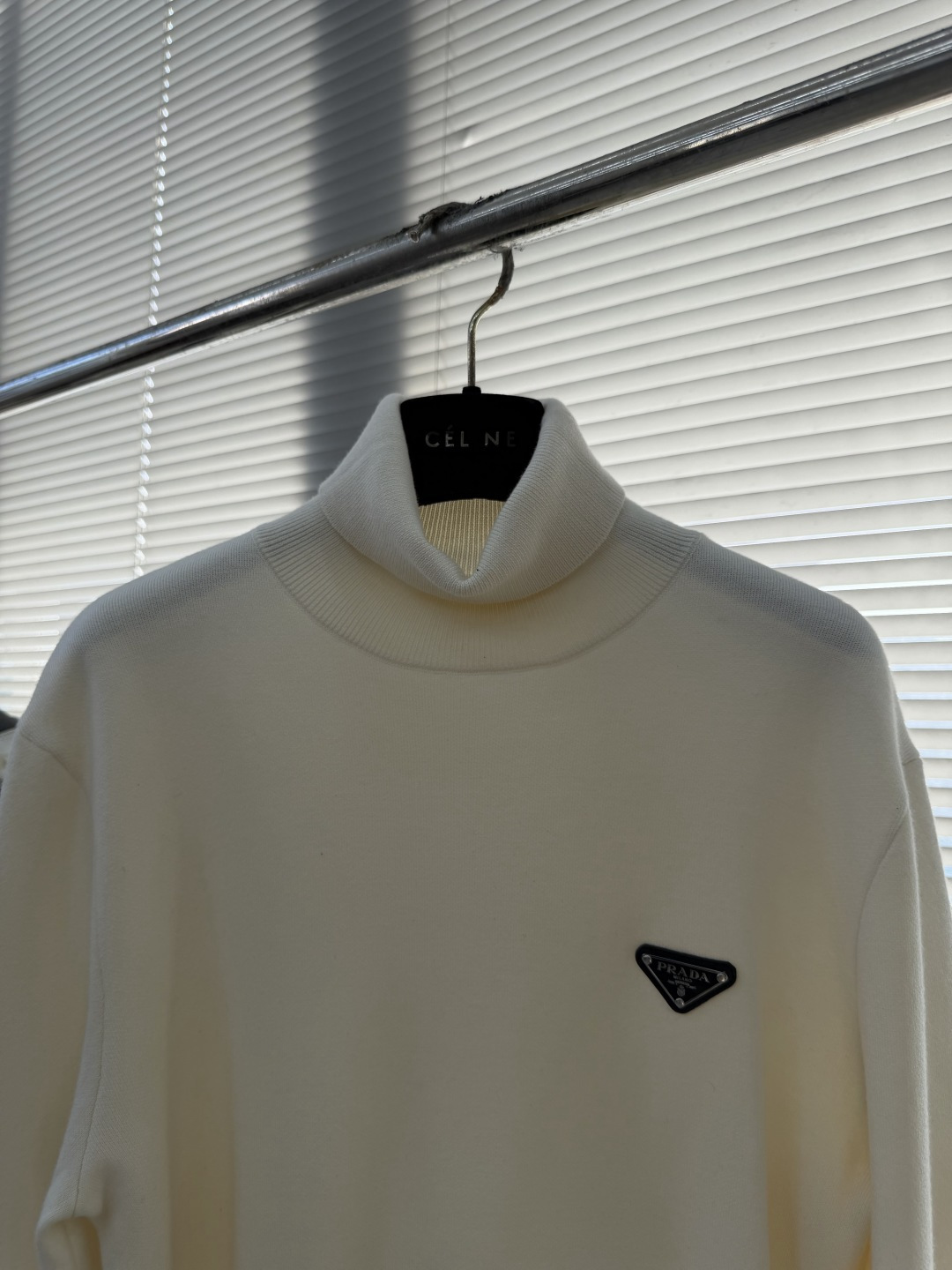 -PRAD 25秋冬季新品-男士羊毛针织高领套头衫简约三间标设计，上身就是气质满满，打造时髦出众的精致感