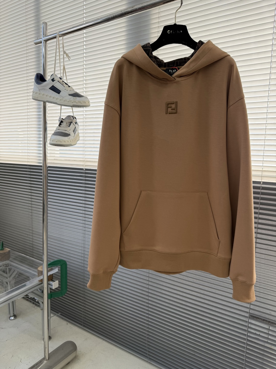 NO:661596,-FENDFF embroidered hooded sweatshirt, custom-made double-layer luxurious air cotton, soft to the touch, comfortable and close to the skin, covered in deep dark gray, just the right amount of calm, decorated with FF's iconic three-dimensional embroidery on the chest, perfectly interpreted like the brand DNA, and there are unique surprises hidden inside. Arranged in a unique rhythm, it is unobtrusive but can attract everyone's attention inadvertently. It does not overwhelm the guest, but it is enough to become a silent statement of fashion attitude.  Adopting imported machine three-dimensional embroidery technology and using advanced computer control systems and precision mechanical components to realize three-dimensional embroidery operations of the FF logo with high precision, smooth and delicate lines, ergonomic three-dimensional cutting, and return to traditional craft techniques through segmentation, folding, shrinking, and stretching techniques. The so-called slow work produces fine work, which is respect for the material. The pursuit of feel. Complex and cumbersome workmanship. Slow aging. High loss. The fabrics have been washed. The texture is better. Not easy to deform and not easy to shrink.  Not easy to fade and maintain long-term beauty. Size S M L XL size bra long shoulder width S1166555.7 M120 6757.5 L 124 6959.319860909-FENDFF刺绣兜帽卫衣 定制双层奢柔空气棉 触感柔软 舒适贴肤 身以深邃的深灰色铺陈 恰到好处的沉稳 饰以FF标志性立体绣点缀于胸前 如同品牌DNA般完美诠释 内里则藏着别具一格的惊喜 以独特的韵律排列 不张扬 却能在不经意间吸引众人目光 不喧宾夺主 却足以成为时尚态度的无声宣言 采用进口机立体绣工艺 使用先进的计算机控制系统和精密的机械部件 实现FF标志立体刺绣作业 精度高 线条流畅而细腻 人体学立体裁剪 回归传统工艺手法 通过分割 折叠 抽缩 拉展技术手法 所谓慢工出细活 是对材料的尊重 对手感的追求 做工复杂 繁琐 时效慢 损耗高 面料都经过浇洗 手感质感更佳 不易变形 不易缩水 不易褪色 保持长久的美观 尺码 S M L XL 尺码胸围衣长肩宽 S1166555.7  M120 6757.5 L 124 6959.3  XL128 71 61.1,芬迪-服装,fendi,fendi,hoodie,sweatshirts,hats, ,Women's clothing