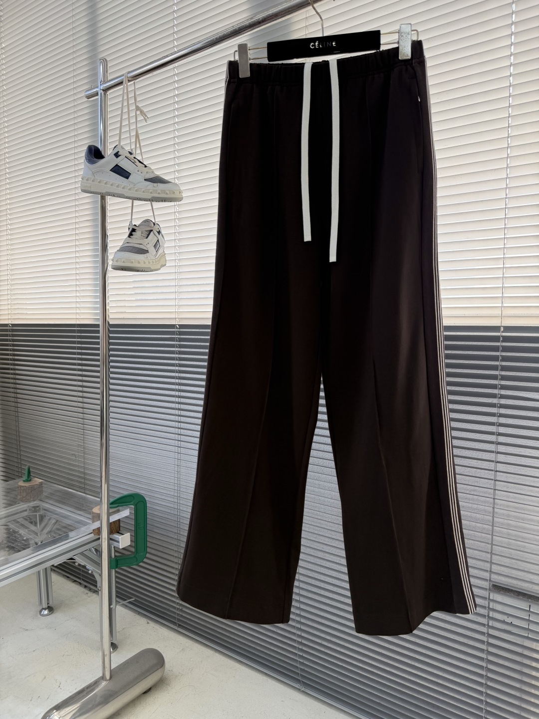 NO:661606,Trousers - Miu Miu casual trousers with embroidered logo. Customized mercerized wool. Delicate as silk and warm to the touch. With a touch of cocoa brown as the soul. Low-key but exuding endless charm. Every detail of the straight classic silhouette is outlined with simple and smooth lines. The iconic Miu Miu embroidered logo is embellished on the back waist. It is low-key and powerful. Striped elements are added to the side to play the melody of fashion. Create a modern and nostalgic fashion style. Suit for attendance.  Becoming the focus of fashion pioneers, the laser burning process is an advanced process of using laser technology for logo engraving. Projecting laser onto the surface of the material, causing the material to be locally and rapidly heated to melt, forming the Miu Miu logo. The position and shape can be precisely controlled. Imported machine embroidery technology is used. Advanced computer control systems and precision mechanical components are used to realize the Miu Miu logo embroidery operation. High precision. The lines are smooth and delicate. The fabrics have been sand-washed and have a better hand feel. Not easy to deform, not easy to shrink, not easy to fade.  Maintain long-lasting beauty Size S M L19860909长裤 -Miu Miu 刺绣徽标休闲长裤 定制丝光羊毛呢 细腻如丝 触手温润 以一抹可可棕为灵魂 低调却散发着无尽的魅力 以简洁流畅的线条勾勒出直筒的经典廓形每一个细节 标志性Miu Miu刺绣徽标点缀于后腰处 低调且有力 侧边加入条纹元素 奏响时尚的旋律 打造出一种摩登又怀旧的时尚风格 套装出席 成为时尚先锋们追逐的焦点 激光烧花工艺 利用激光技术进行徽标刻划的先进工艺 将激光投射到材料表面 使材料局部迅速加热至熔化 形成Miu Miu徽标 可以精确控制位置和形状 采用进口机刺绣工艺 使用先进的计算机控制系统和精密的机械部件 实现Miu Miu徽标刺绣作业 精度高 线条流畅而细腻 面料都经过砂洗 手感质感更佳 不易变形 不易缩水 不易褪色 保持长久的美观 尺码 S M L XL 腰围66707478 裤长 104106 108 110 臀围 102106 110 114,缪缪-服装,miumiu, ,Women's clothing