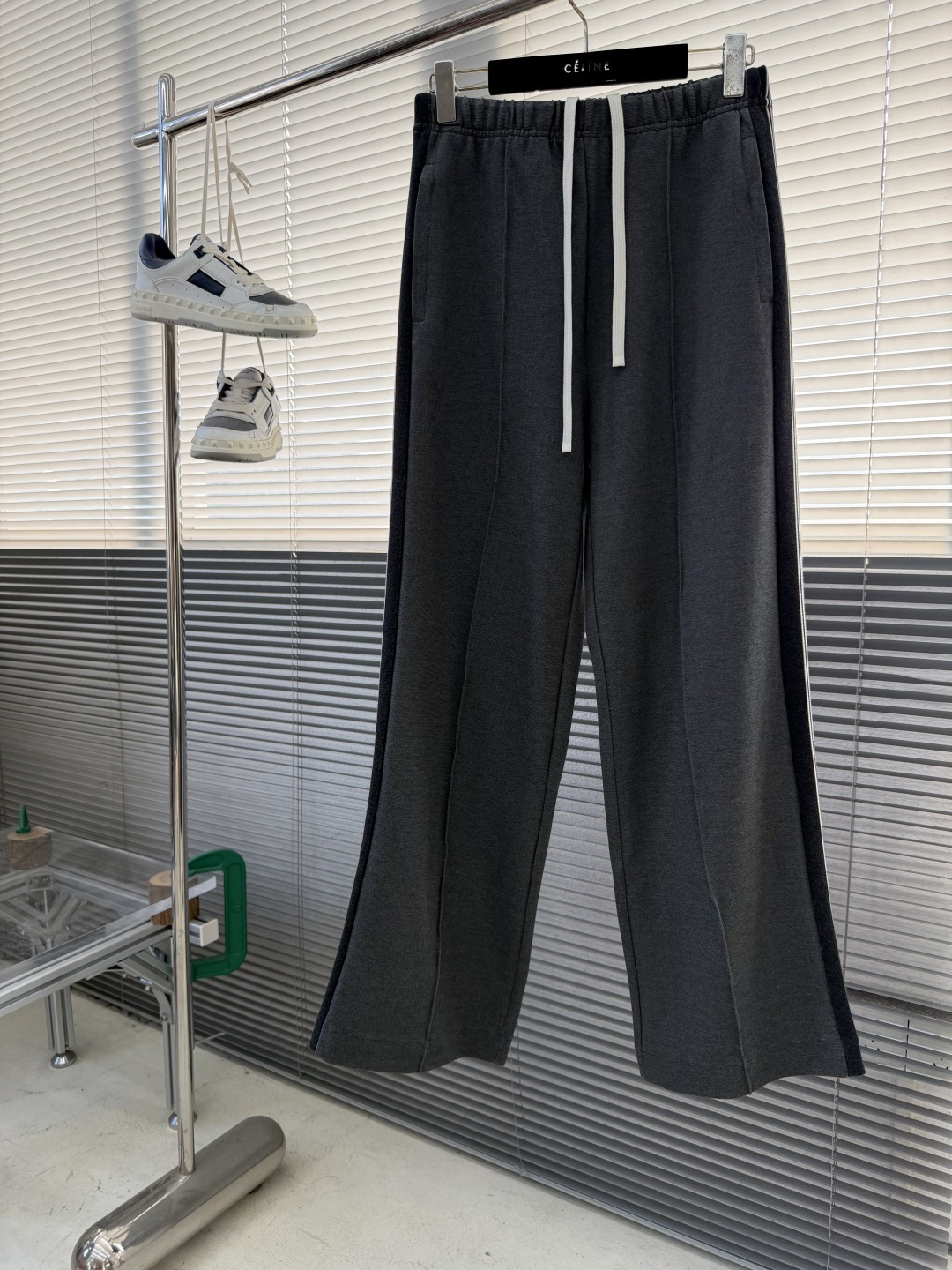 NO:661612,Trousers - Miu Miu embroidered logo casual trousers. Customized mercerized wool. Delicate as silk and warm to the touch. Deep anthracite gray as the main tone. Low-key but exuding endless charm. Every detail of the straight classic silhouette is outlined with simple and smooth lines. The iconic Miu Miu embroidered logo is embellished on the back waist. It is low-key and powerful. Striped elements are added to the sides to play the melody of fashion. Create a modern and nostalgic fashion style. Suit for attendance.  Becoming the focus of fashion pioneers, the laser burning process is an advanced process of using laser technology for logo engraving. Projecting laser onto the surface of the material, causing the material to be locally and rapidly heated to melt, forming the Miu Miu logo. The position and shape can be precisely controlled. Imported machine embroidery technology is used. Advanced computer control systems and precision mechanical components are used to realize the Miu Miu logo embroidery operation. High precision. The lines are smooth and delicate. The fabrics have been sand-washed and have a better hand feel. Not easy to deform, not easy to shrink, not easy to fade.  Maintain long-lasting beauty Size S M L19860909长裤 -Miu Miu 刺绣徽标休闲长裤 定制丝光羊毛呢 细腻如丝 触手温润 以深邃的煤灰色作主基调 低调却散发着无尽的魅力 以简洁流畅的线条勾勒出直筒的经典廓形每一个细节 标志性Miu Miu刺绣徽标点缀于后腰处 低调且有力 侧边加入条纹元素 奏响时尚的旋律 打造出一种摩登又怀旧的时尚风格 套装出席 成为时尚先锋们追逐的焦点 激光烧花工艺 利用激光技术进行徽标刻划的先进工艺 将激光投射到材料表面 使材料局部迅速加热至熔化 形成Miu Miu徽标 可以精确控制位置和形状 采用进口机刺绣工艺 使用先进的计算机控制系统和精密的机械部件 实现Miu Miu徽标刺绣作业 精度高 线条流畅而细腻 面料都经过砂洗 手感质感更佳 不易变形 不易缩水 不易褪色 保持长久的美观 尺码 S M L XL 腰围66707478 裤长 104106 108 110 臀围 102106 110 114,缪缪-服装,miumiu, ,Women's clothing