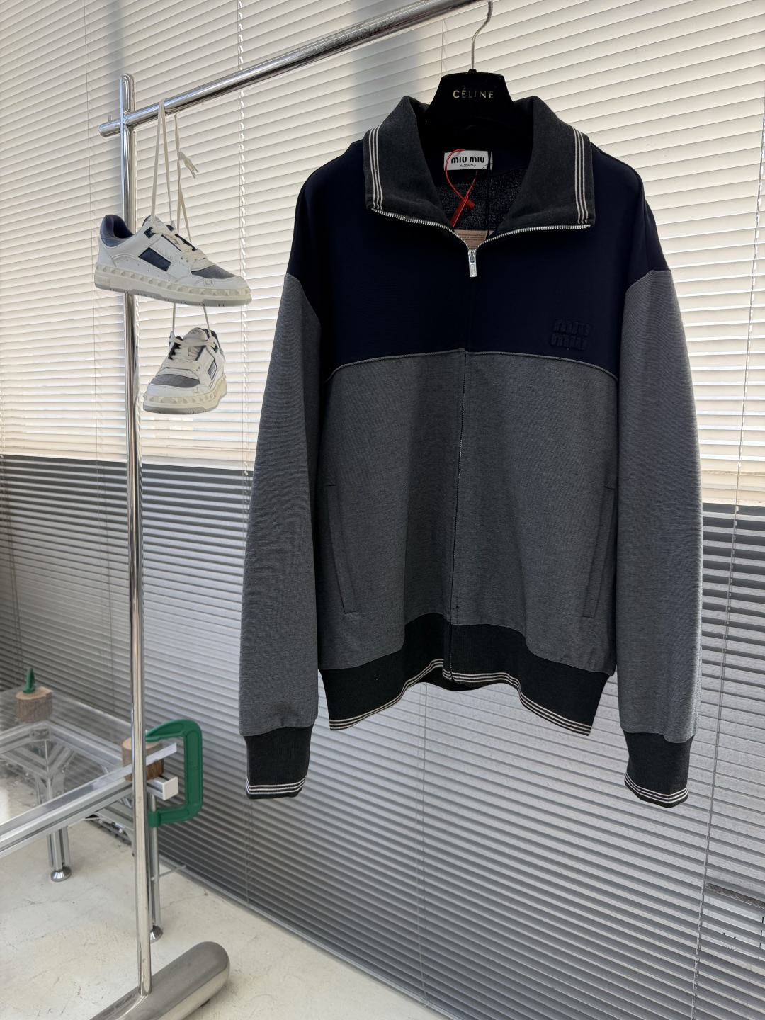 NO:661617,Top - Miu Miu embroidered logo zipper jacket, custom-made mercerized wool, as delicate as silk, warm to the touch. When the mellow depth of cocoa color meets the soft warmth of sand color, it blends out the aesthetic proposition of high-end and restraint. Clean sports silhouette. The iconic Miu Miu embroidery logo of the same color is embellished on the chest. It is low-key but can hardly hide the identity mark. Hidden in the public and revealed in the wisdom. Disassemble the silhouette of the street-style zipper sweatshirt.  Showing an architectural-like sense of three-dimensional depth, the suit has become the focus of fashion pioneers. Laser burning technology is an advanced process that uses laser technology for logo engraving. The laser is projected onto the surface of the material, causing the material to be locally and rapidly heated to melt to form the Miu Miu logo. The position and shape can be precisely controlled. Imported machine embroidery technology is used. Advanced computer control systems and precision mechanical components are used to realize the Miu Miu logo embroidery operation with high precision. The lines are smooth and delicate. The fabrics have been sand washed for a better hand feel.  Not easy to deform, not easy to shrink, not easy to fade, maintain long-term beauty, size S M L19860909上衣 -Miu Miu 刺绣徽标拉链外套 定制丝光羊毛呢 细腻如丝 触手温润 当可可色的醇厚深邃遇见沙色的柔和暖煦 晕染出高级感藏于克制的美学主张 利落的运动廓形 标志性同色系Miu Miu刺绣徽标点缀于胸前 低调却难掩身份印记 隐于众 显于智 将街头感的拉链卫衣廓形拆解 呈现出建筑般的立体纵深感 套装出席 成为时尚先锋们追逐的焦点 激光烧花工艺 利用激光技术进行徽标刻划的先进工艺 将激光投射到材料表面 使材料局部迅速加热至熔化 形成Miu Miu徽标 可以精确控制位置和形状 采用进口机刺绣工艺 使用先进的计算机控制系统和精密的机械部件 实现Miu Miu徽标刺绣作业 精度高 线条流畅而细腻 面料都经过砂洗 手感质感更佳 不易变形 不易缩水 不易褪色 保持长久的美观 尺码 S M L XL 胸围 116 120 124 128 衣长65676971 肩宽 50.5 52 53.5 55,缪缪-服装,miumiu,hoodie,sweatshirts,jackets & coats, ,Women's clothing