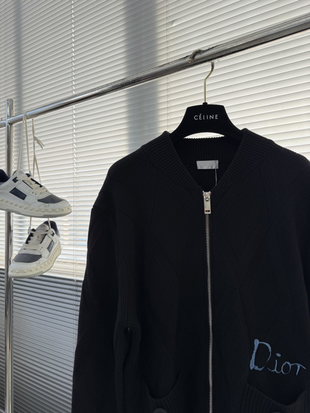 -Dio 爆款 2025秋冬都市风十足 加厚款开衫毛衣。 采用进口羊毛混纺面料 柔软细腻 男人的衣柜都少