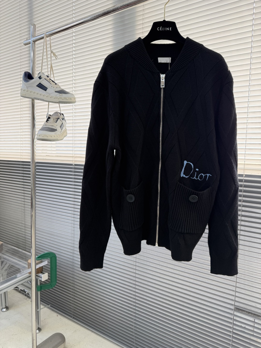 -Dio 爆款 2025秋冬都市风十足 加厚款开衫毛衣。 采用进口羊毛混纺面料 柔软细腻 男人的衣柜都少