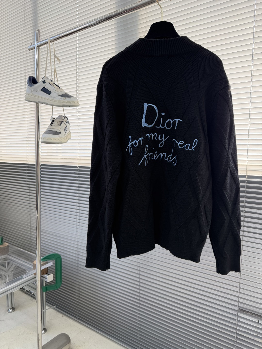 -Dio 爆款 2025秋冬都市风十足 加厚款开衫毛衣。 采用进口羊毛混纺面料 柔软细腻 男人的衣柜都少