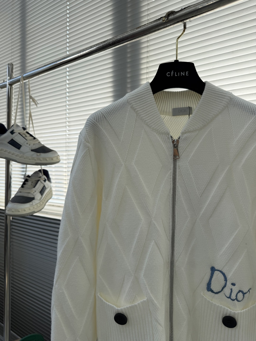 -Dio 爆款 2025秋冬都市风十足 加厚款开衫毛衣。 采用进口羊毛混纺面料 柔软细腻 男人的衣柜都少