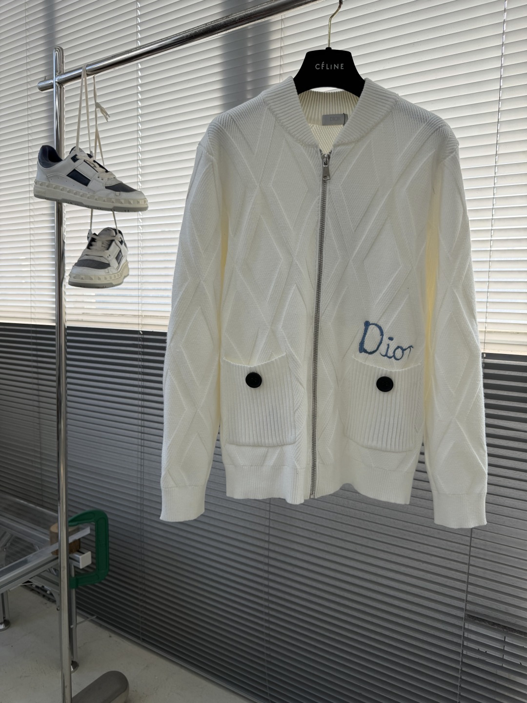 -Dio 爆款 2025秋冬都市风十足 加厚款开衫毛衣。 采用进口羊毛混纺面料 柔软细腻 男人的衣柜都少