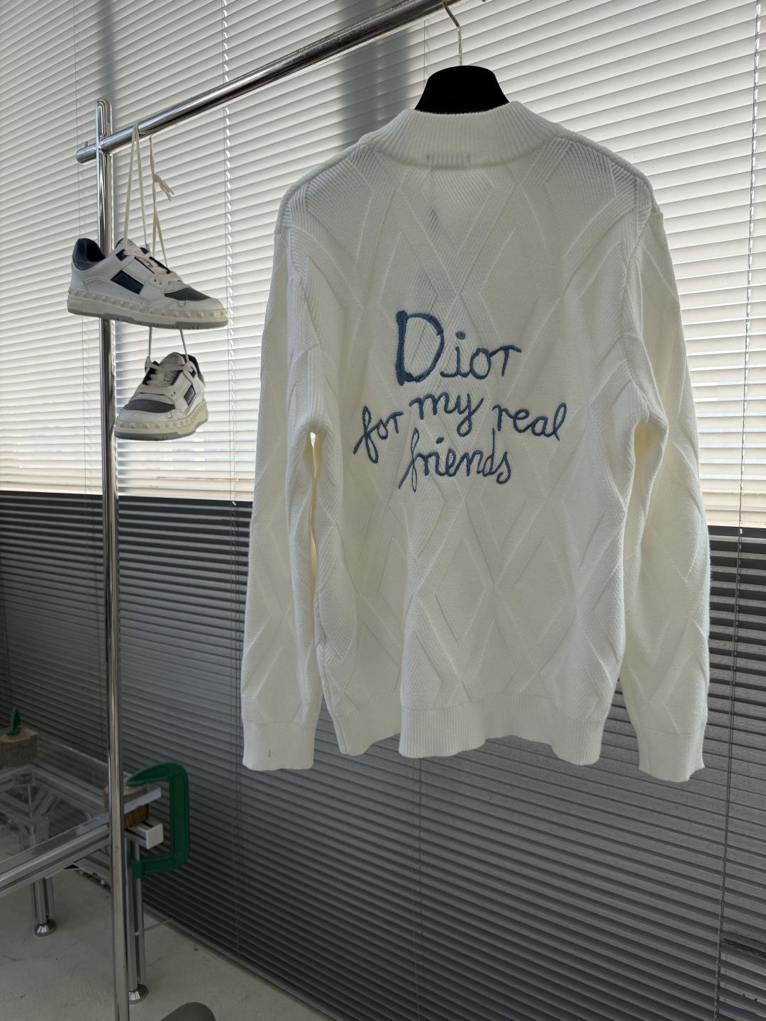 -Dio 爆款 2025秋冬都市风十足 加厚款开衫毛衣。 采用进口羊毛混纺面料 柔软细腻 男人的衣柜都少