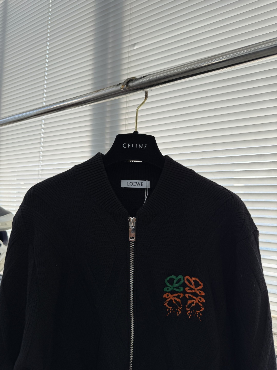 -LOEW 爆款 2025秋冬都市风十足 加厚款开衫毛衣。 采用进口羊毛混纺面料 柔软细腻 男人的衣柜都