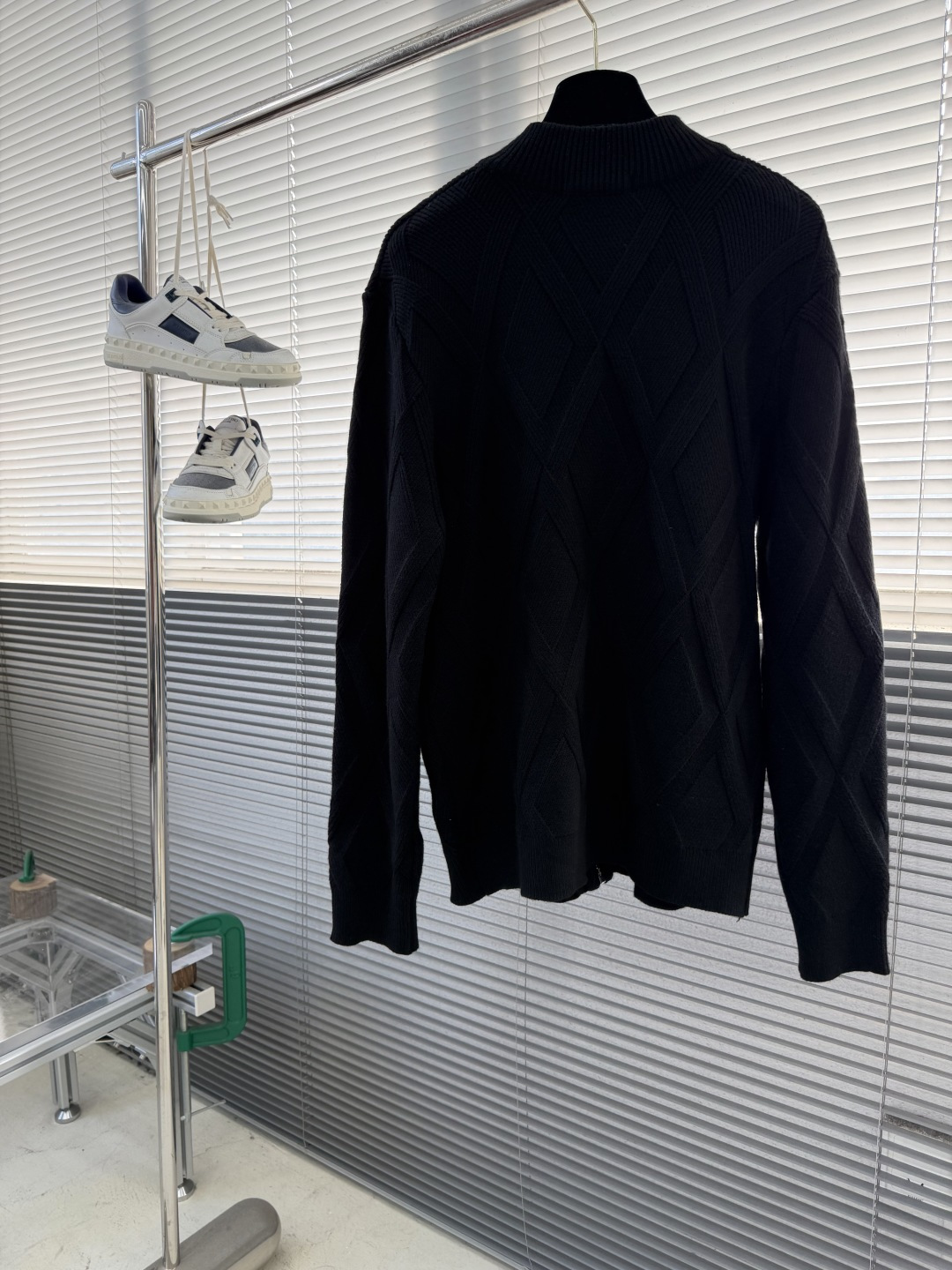 -LOEW 爆款 2025秋冬都市风十足 加厚款开衫毛衣。 采用进口羊毛混纺面料 柔软细腻 男人的衣柜都