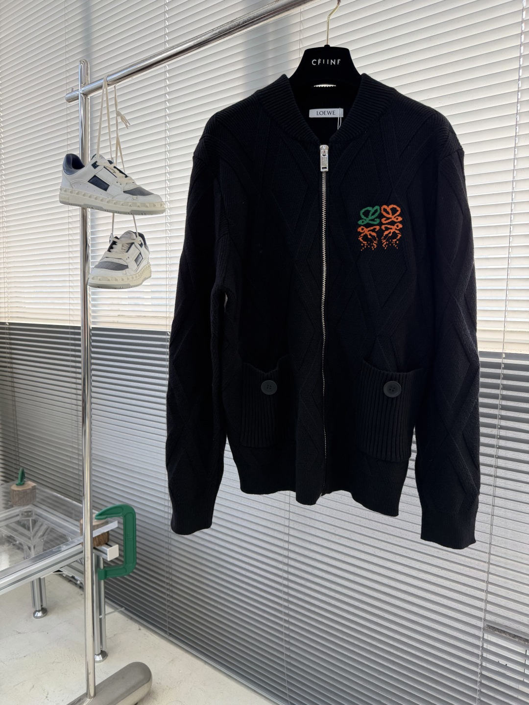 -LOEW 爆款 2025秋冬都市风十足 加厚款开衫毛衣。 采用进口羊毛混纺面料 柔软细腻 男人的衣柜都