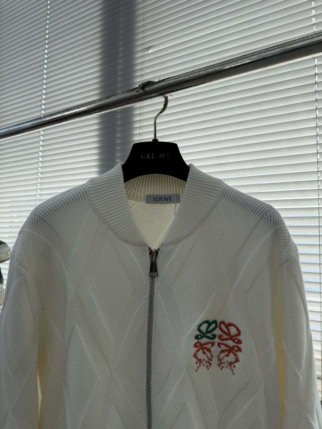 -LOEW 爆款 2025秋冬都市风十足 加厚款开衫毛衣。 采用进口羊毛混纺面料 柔软细腻 男人的衣柜都