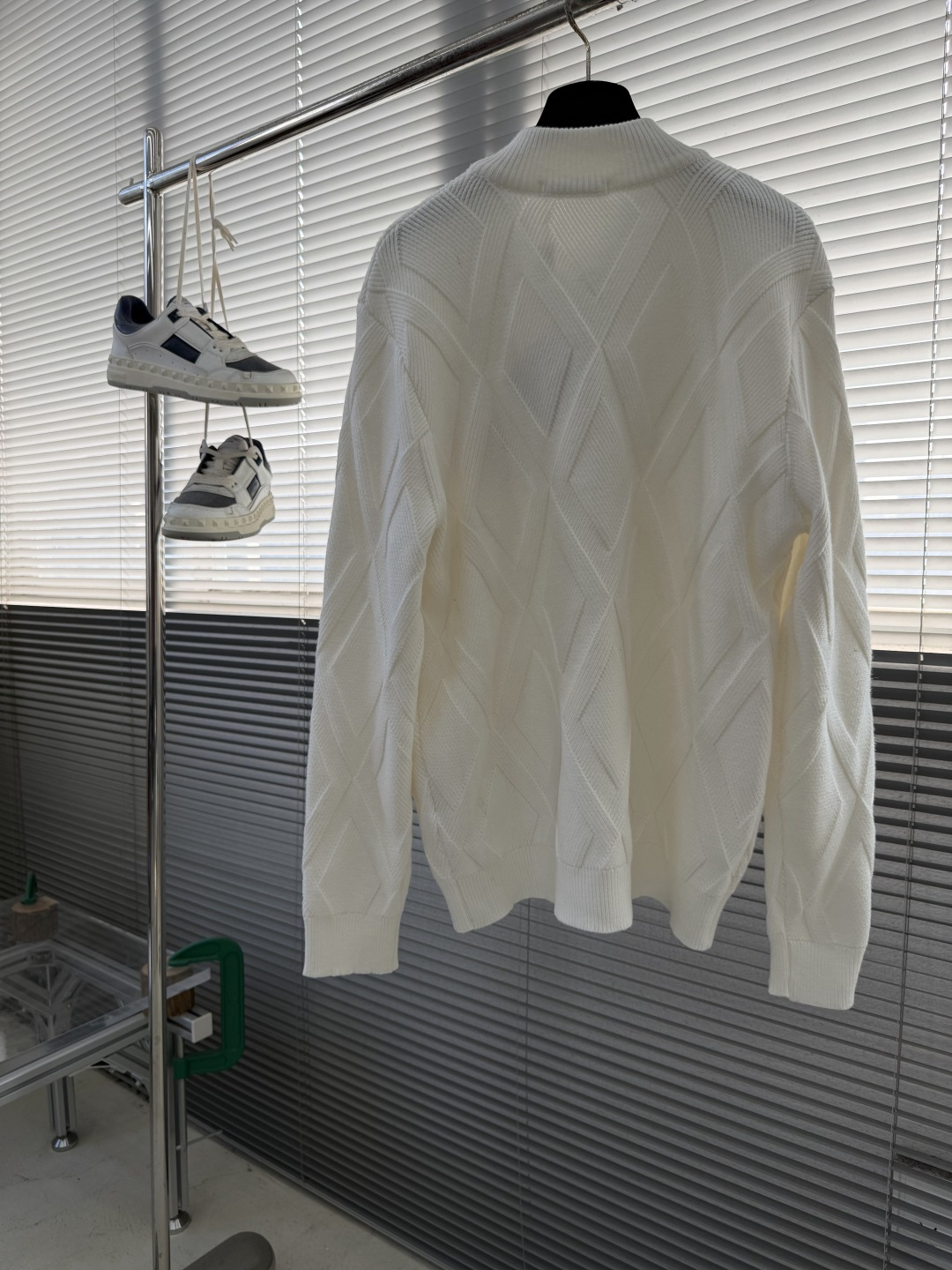 -LOEW 爆款 2025秋冬都市风十足 加厚款开衫毛衣。 采用进口羊毛混纺面料 柔软细腻 男人的衣柜都