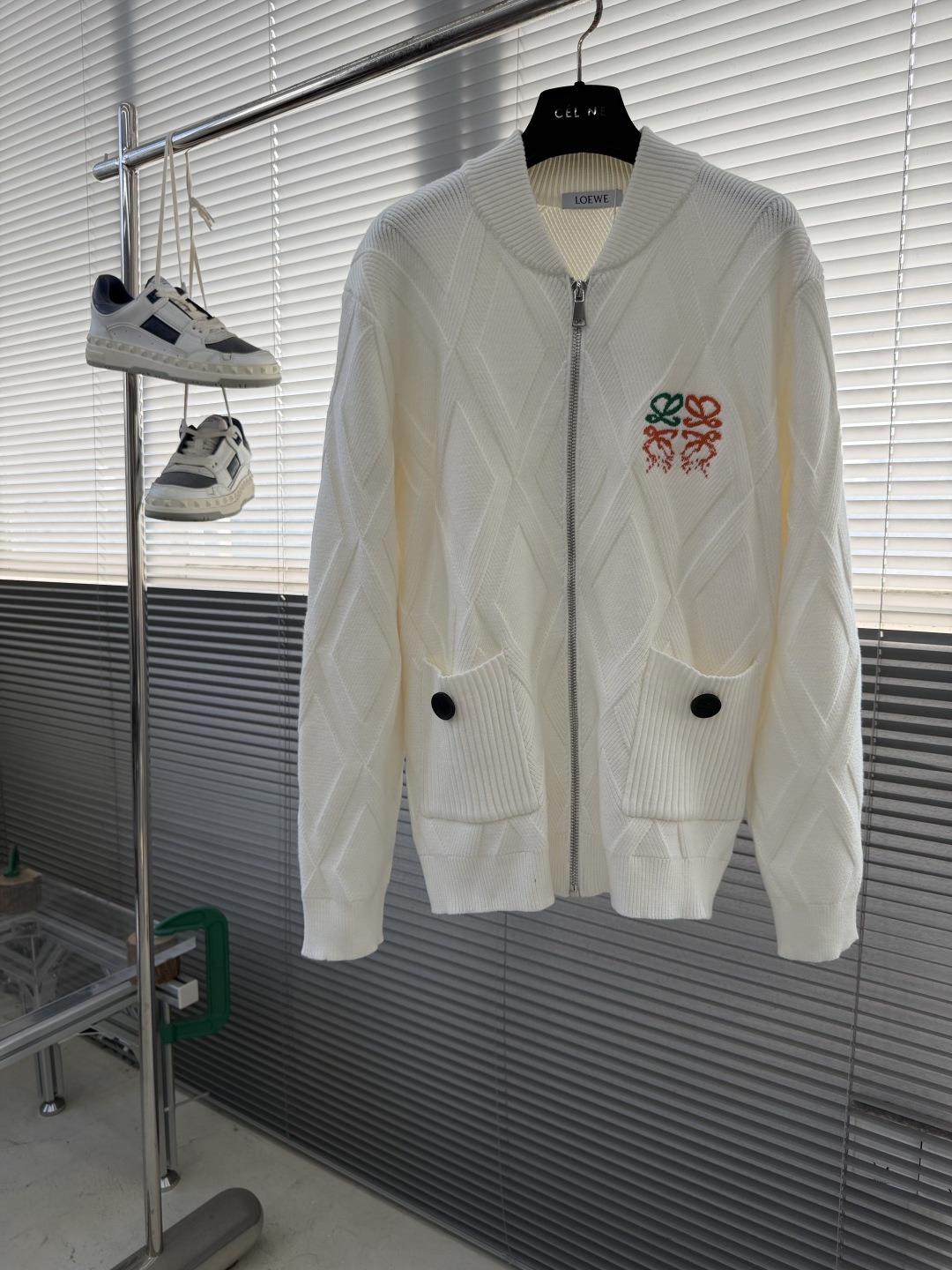 -LOEW 爆款 2025秋冬都市风十足 加厚款开衫毛衣。 采用进口羊毛混纺面料 柔软细腻 男人的衣柜都