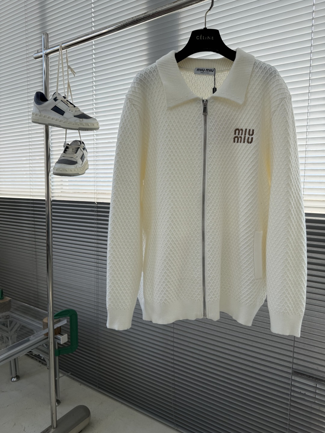 -Miu Miu 25fw新款翻领羊毛外衣.羊毛混纺面料.满身针织花纹结构.柔软舒适立体有型.经典拉链设