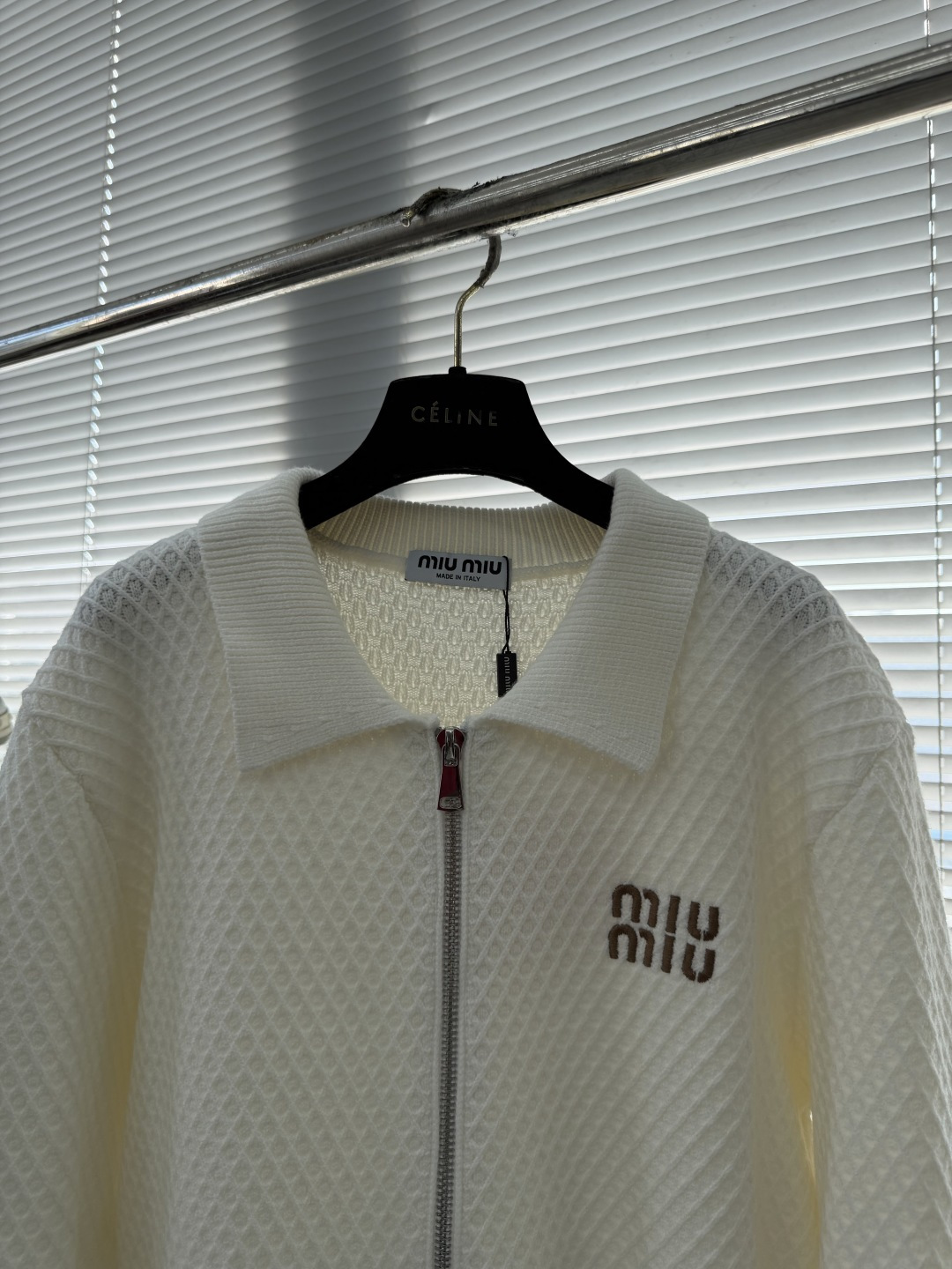 -Miu Miu 25fw新款翻领羊毛外衣.羊毛混纺面料.满身针织花纹结构.柔软舒适立体有型.经典拉链设