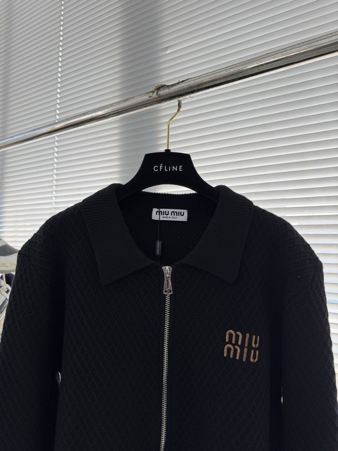 -Miu Miu 25fw新款翻领羊毛外衣.羊毛混纺面料.满身针织花纹结构.柔软舒适立体有型.经典拉链设