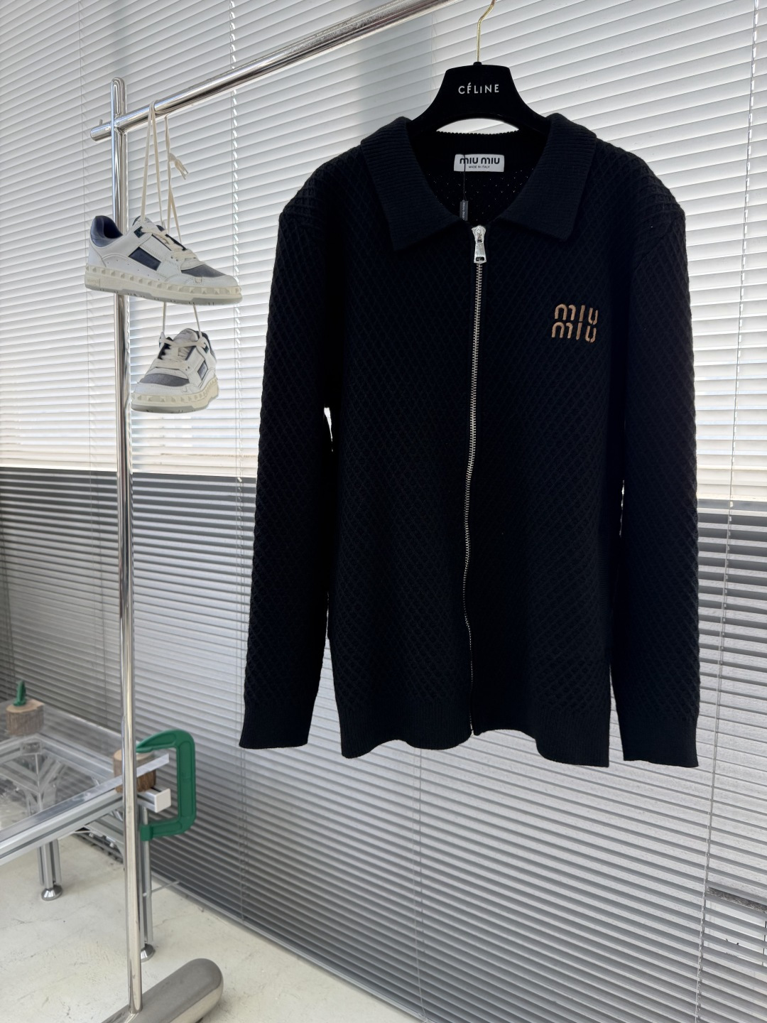 -Miu Miu 25fw新款翻领羊毛外衣.羊毛混纺面料.满身针织花纹结构.柔软舒适立体有型.经典拉链设