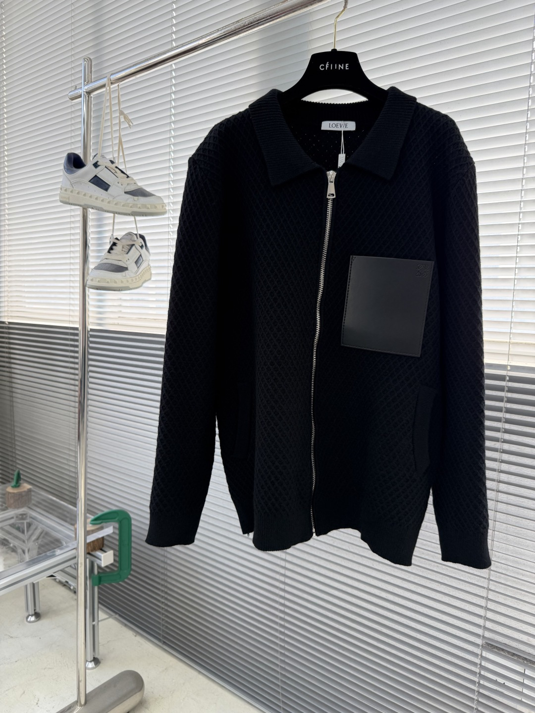 -LOEW 25秋冬Anagram提花拉链针织衫，羊毛混纺面料.衣身低调却超有辨识度，立体纹理太酷了!左