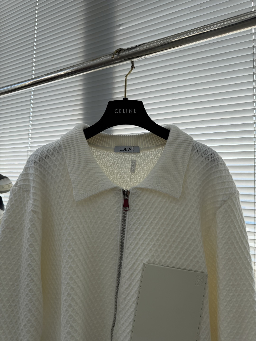 -LOEW 25秋冬Anagram提花拉链针织衫，羊毛混纺面料.衣身低调却超有辨识度，立体纹理太酷了!左