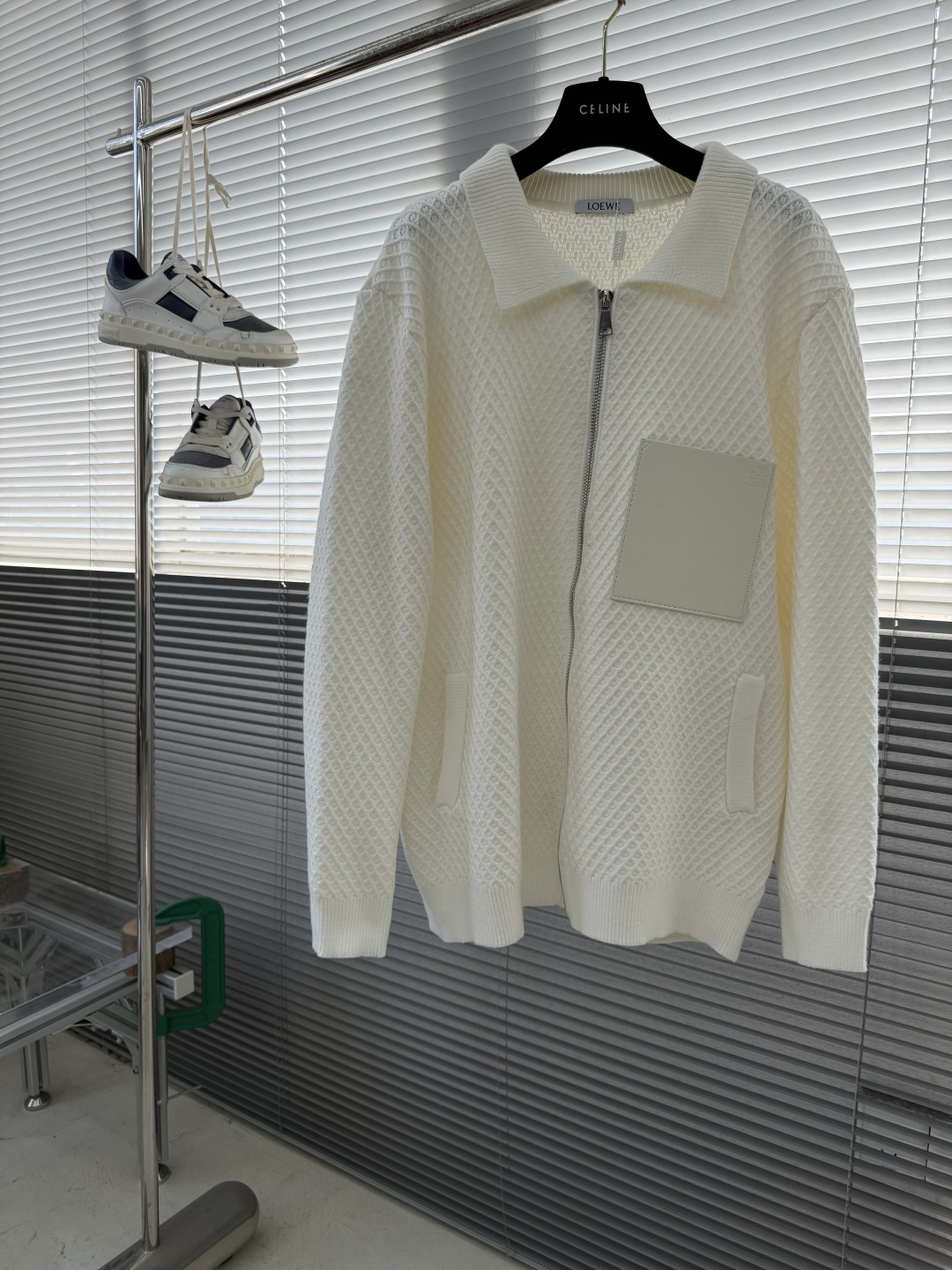 -LOEW 25秋冬Anagram提花拉链针织衫，羊毛混纺面料.衣身低调却超有辨识度，立体纹理太酷了!左
