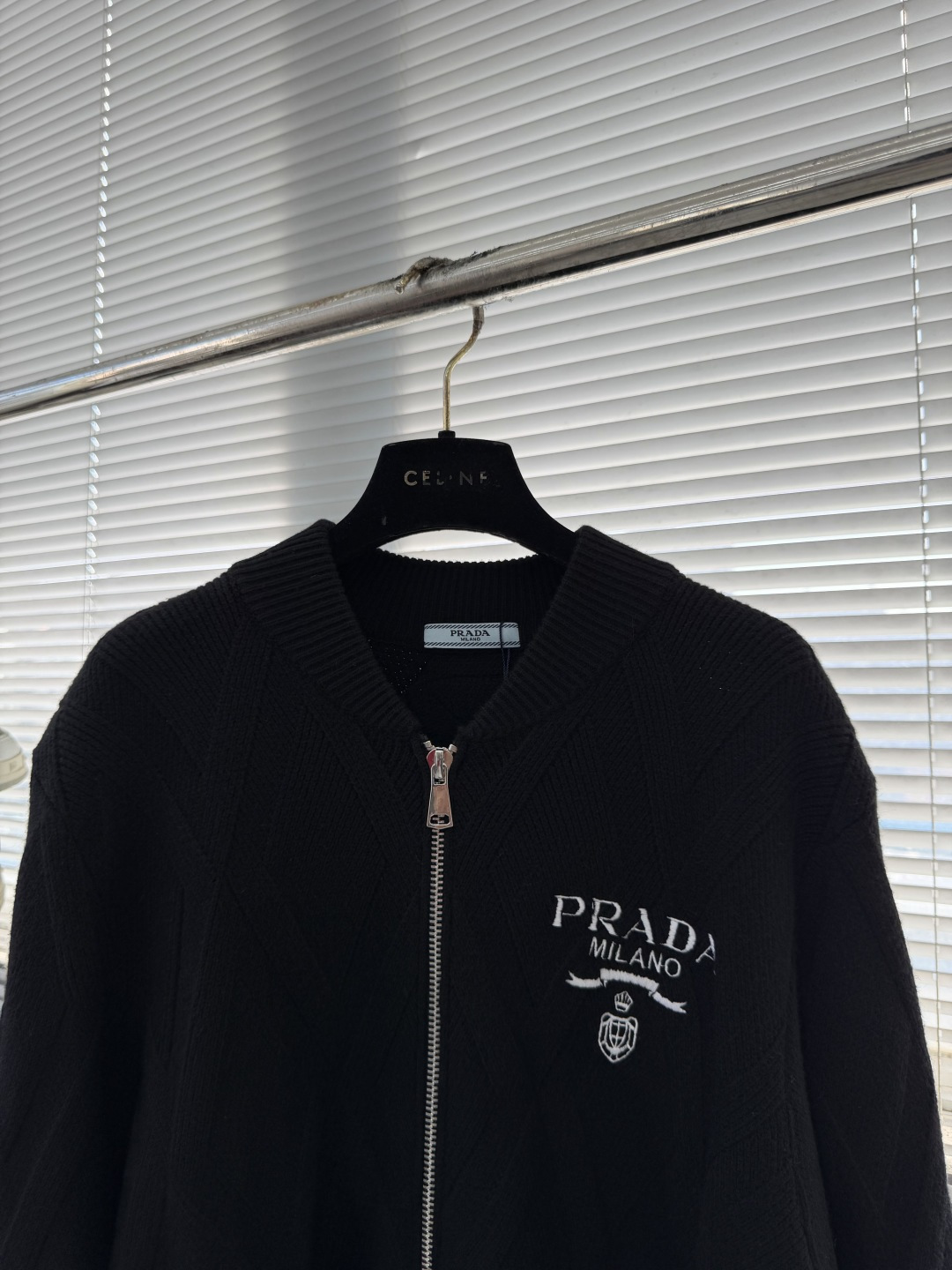 -PRAD 2025秋冬都市风十足 加厚款开衫毛衣。 采用进口羊毛混纺面料 柔软细腻 男人的衣柜都少不了