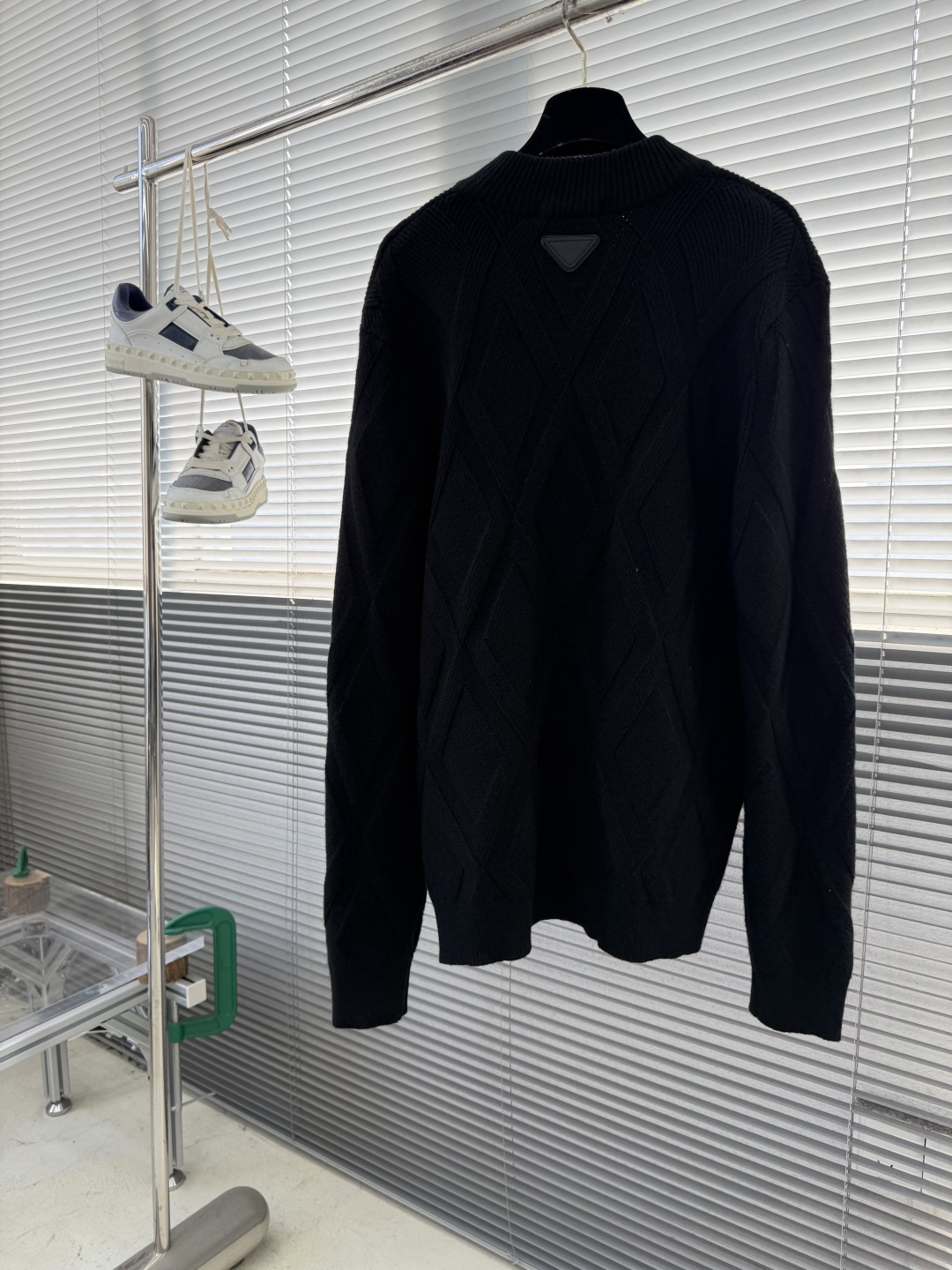 -PRAD 2025秋冬都市风十足 加厚款开衫毛衣。 采用进口羊毛混纺面料 柔软细腻 男人的衣柜都少不了