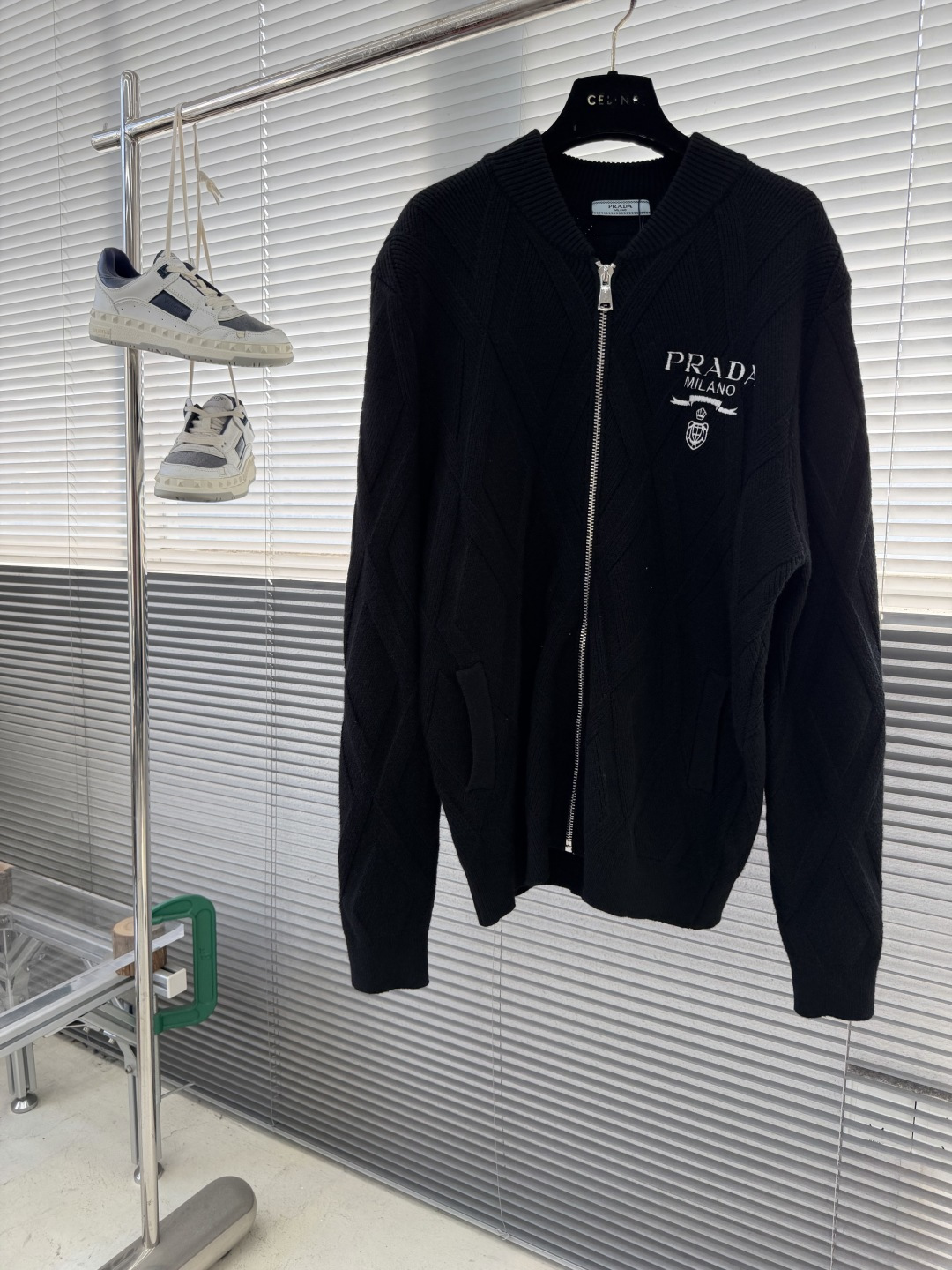 -PRAD 2025秋冬都市风十足 加厚款开衫毛衣。 采用进口羊毛混纺面料 柔软细腻 男人的衣柜都少不了