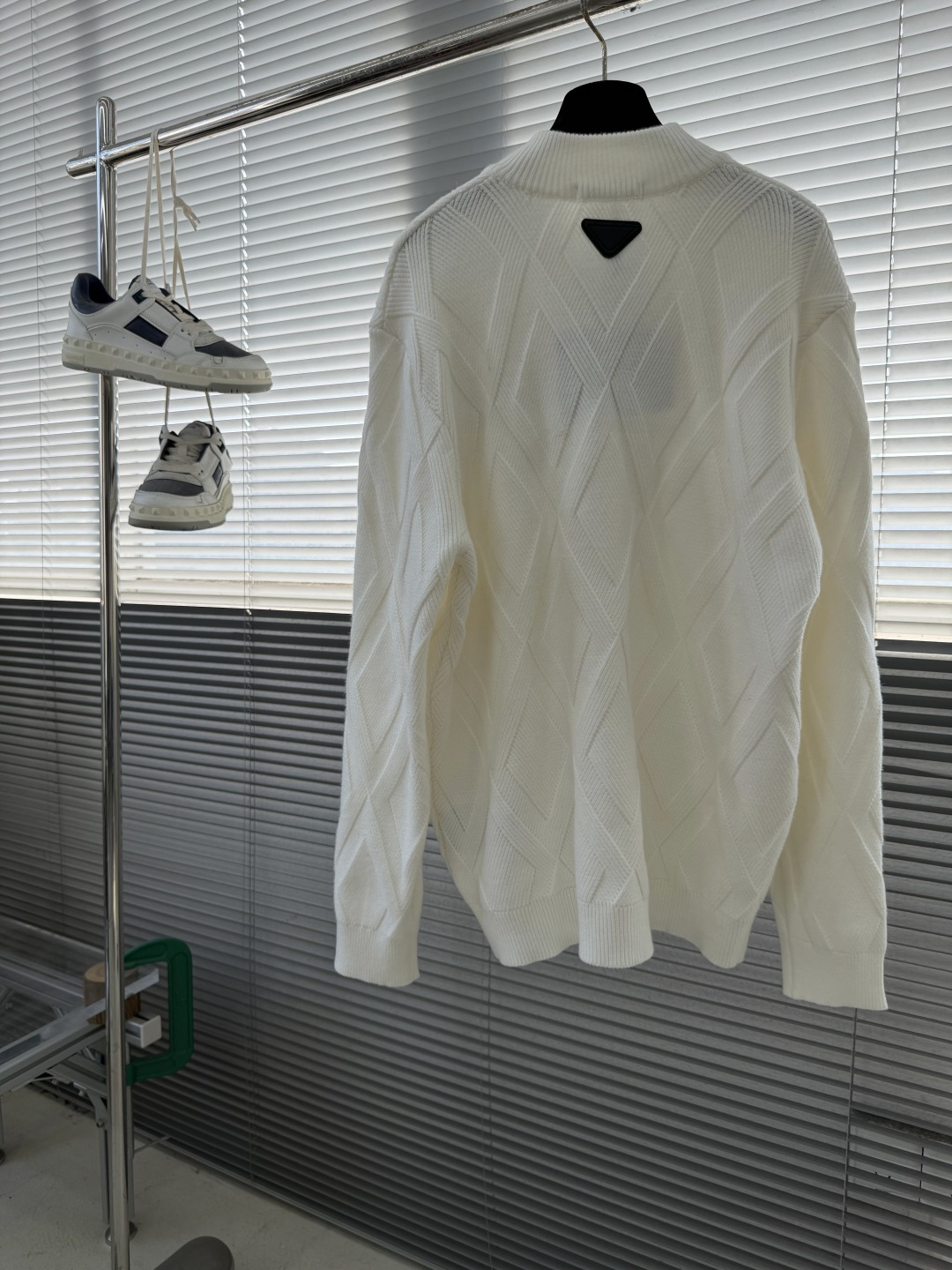 -PRAD 2025秋冬都市风十足 加厚款开衫毛衣。 采用进口羊毛混纺面料 柔软细腻 男人的衣柜都少不了