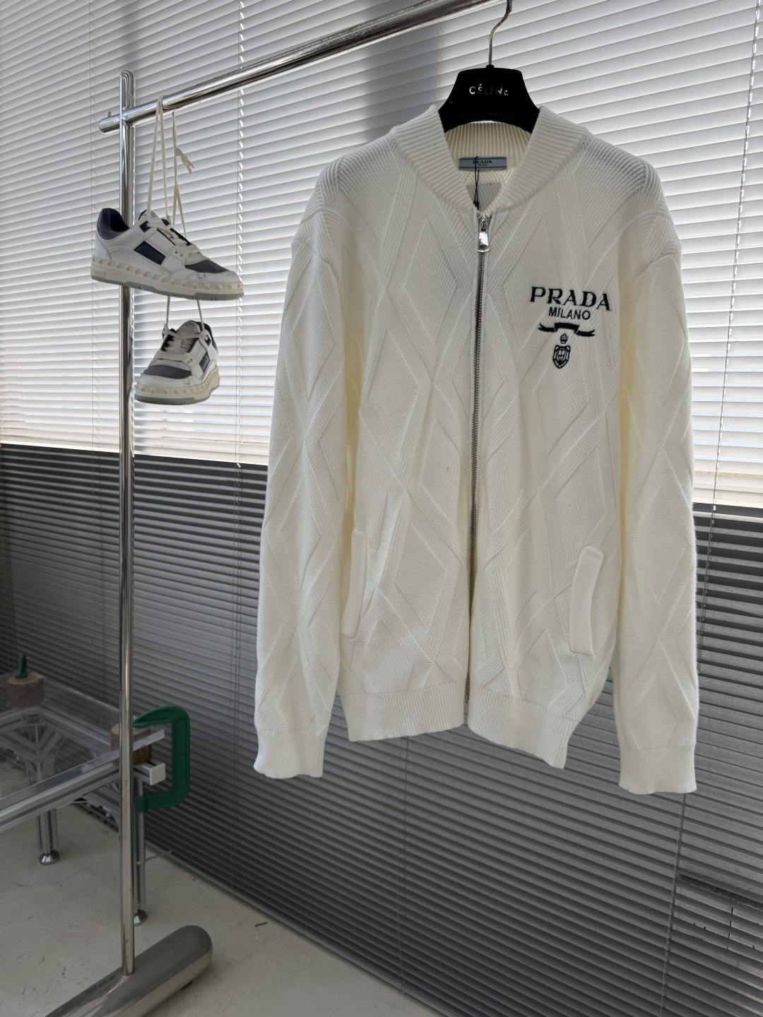 -PRAD 2025秋冬都市风十足 加厚款开衫毛衣。 采用进口羊毛混纺面料 柔软细腻 男人的衣柜都少不了