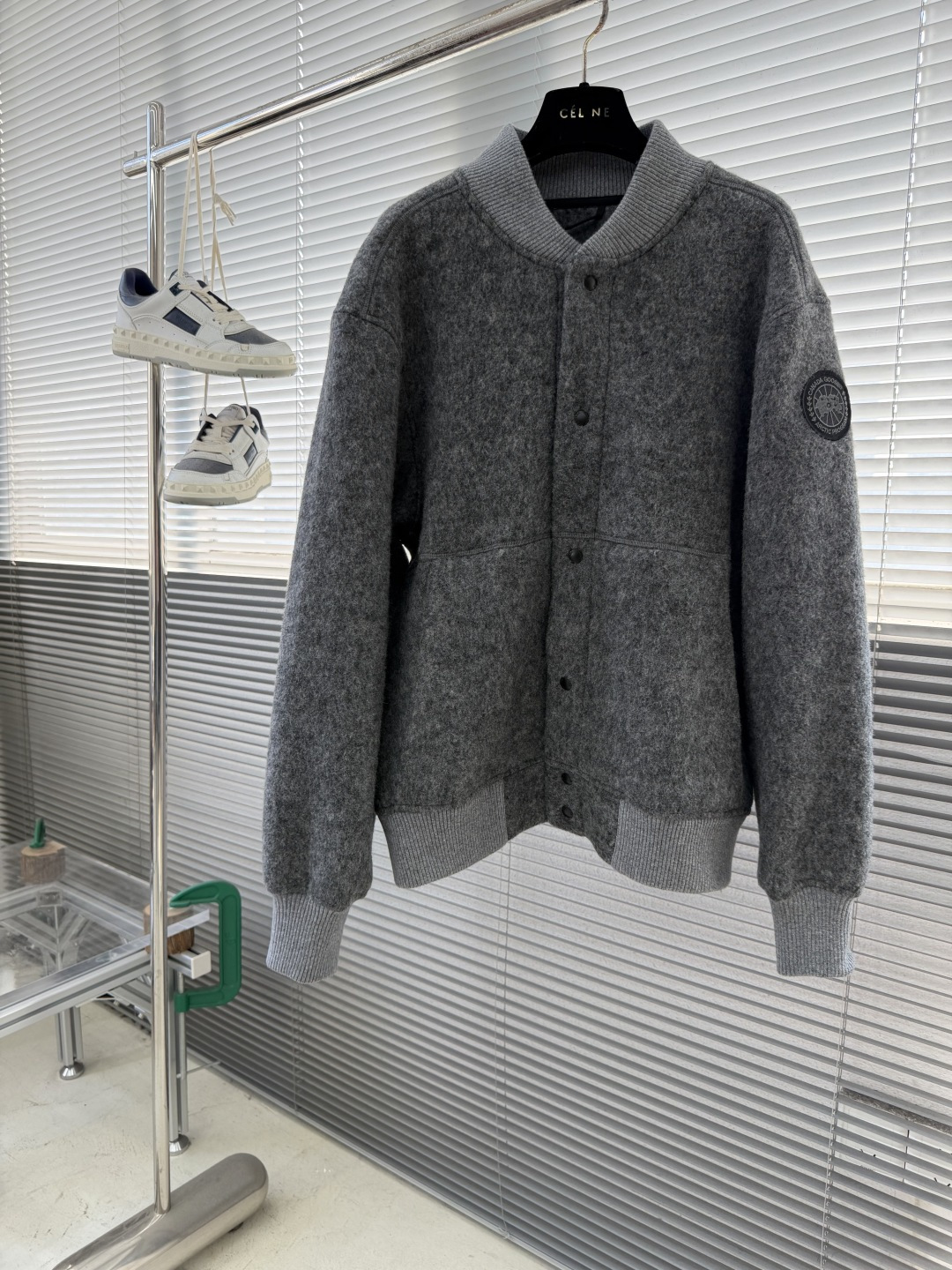 NO:661634,-Canada Goose Fleece Badge Button Jacket Wool Blend Fabric The main fabric of this jacket is light gray wool blend fabric to improve the fabric's wear resistance, wrinkle resistance and warmth. The wool provides good thermal insulation properties and a natural feel, while the blended fibers enhance the practicality and durability of the fabric. The collar, cuffs and hem are ribbed knitted to increase elasticity and fit.  The cutting process needs to ensure that the texture and color of the fabric are evenly distributed, especially for this light gray tone, and chromatic aberration needs to be avoided. When cutting, the stretchability of wool blended fabrics must be considered to ensure the size of the garment is stable. Use sewing needles and threads suitable for wool blended fabrics to avoid damage to the fabric during the sewing process. Sewing stitches must be even and firm to prevent thread detachment. The temperature must be controlled during ironing to avoid damage to the fabric due to high temperatures, while keeping the fabric smooth and crisp.  The front and rear body parts, sleeves and other main parts are spliced with flat seams to ensure a smooth fit. The splicing points are aligned with the fabric texture to keep the appearance tidy. Pockets, cuffs and other details are designed with inset pockets to increase practicality and beauty. The splicing points are reinforced to improve durability. The white round armband on the left arm is an important part of the brand logo and is finely sewn to ensure firmness and smoothness. Size: S M L XL Size Length Bust Shoulder Width S 68114 50 M  69 11851 L 70 120 52  XL 71 124 53,男装,jackets & coats,jackets & coats, 19860909-Canada Goose 抓绒饰章纽扣版外套 羊毛混纺布料这款夹克的主要面料为浅灰色羊毛混纺布料,以提升面料的耐磨性、抗皱性和保暖性.羊毛提供了良好的保暖性能和自然的手感,而混纺纤维则增强了面料的实用性和耐久性. 领口、袖口和下摆采用罗纹针织设计,以增加弹性和贴合度. 裁剪过程需确保面料的纹理和颜色均匀分布,特别是对于这种浅灰色调,需避免色差. 裁片时需考虑羊毛混纺面料的伸缩性,确保成衣尺寸稳定. 使用适合羊毛混纺面料的缝纫针和线,避免面料在缝制过程中受损. 缝制线迹均匀、牢固,防止脱线. 整烫时需控制温度,避免高温对面料造成损伤,同时保持面料的平整和挺括. 前后衣片、袖子等主体部分采用平缝拼接,确保版型流畅. 拼接处对齐面料纹理,保持外观整洁.口袋、袖口等细节部位采用嵌袋设计,增加实用性和美观性.拼接处进行加固处理,提升耐用性. 左臂上的白色圆形臂章是品牌标识的重要部分,精细缝制,确保牢固且平整. 码数: S M L XL 尺码衣长胸围肩宽 S 68114  50  M 69 11851 L 70 120 52  XL 71 124 53,男装,jackets & coats,jackets & coats, ,Women's clothing