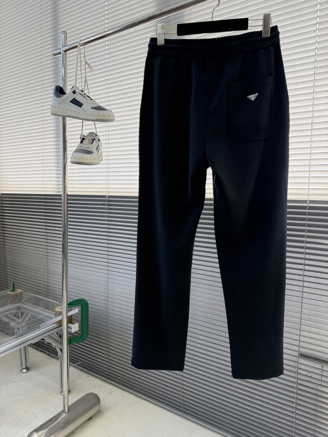 -PRAD 秋冬新款休闲直筒长裤，定制配件五金，免烫面料手感柔软。尺码：M-4XL