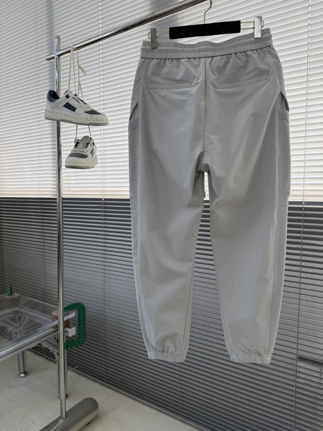 -PRAD 25年秋冬新款休闲裤定制珐琅金属三角形徽标休闲长裤，松紧腰头配抽绳、轻盈有垂感，一年四季都能