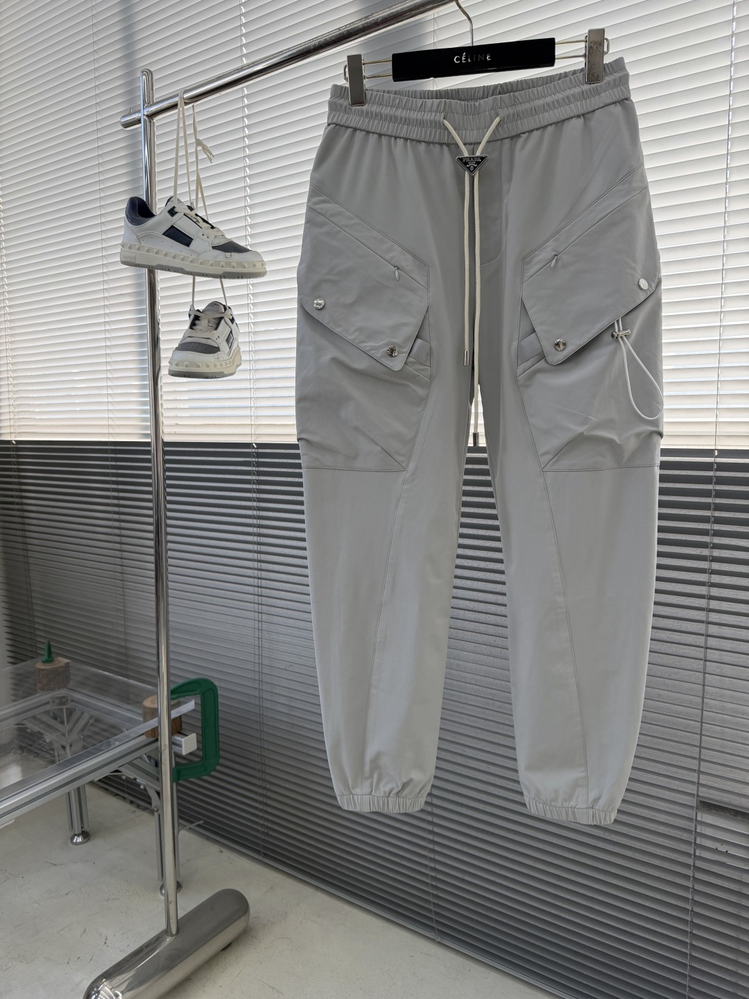 -PRAD 25年秋冬新款休闲裤定制珐琅金属三角形徽标休闲长裤，松紧腰头配抽绳、轻盈有垂感，一年四季都能