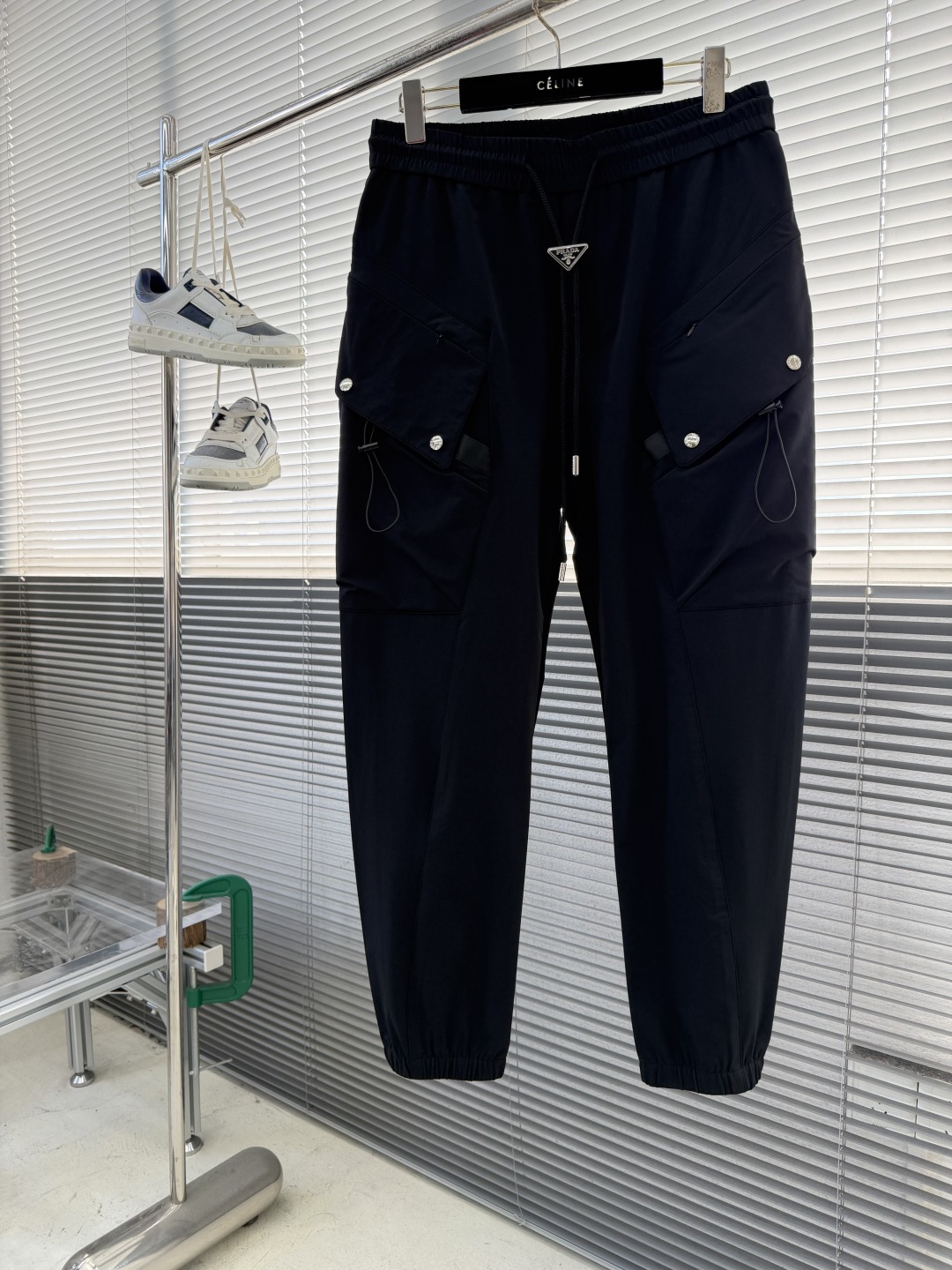 -PRAD 25年秋冬新款休闲裤定制珐琅金属三角形徽标休闲长裤，松紧腰头配抽绳、轻盈有垂感，一年四季都能