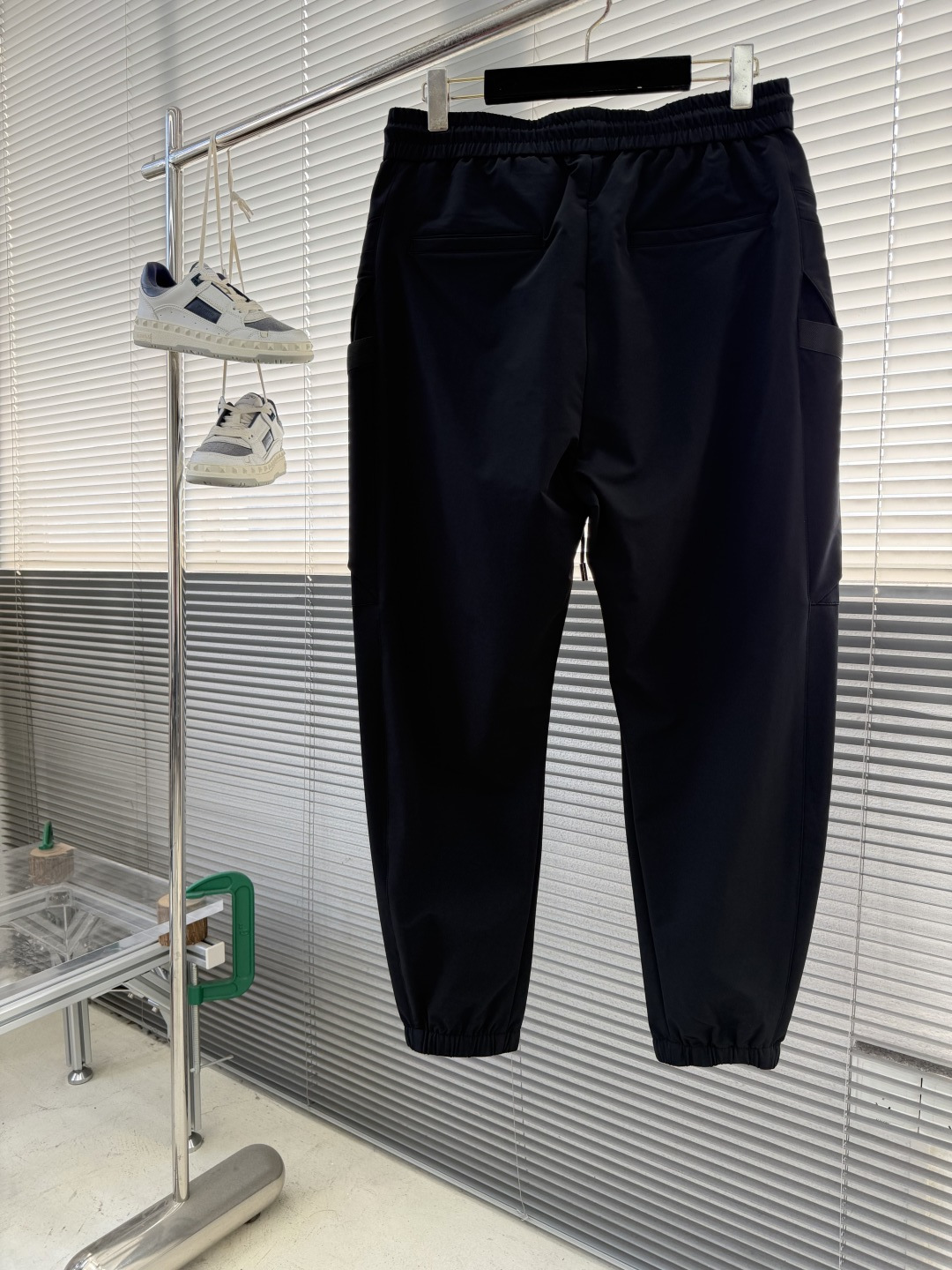 -PRAD 25年秋冬新款休闲裤定制珐琅金属三角形徽标休闲长裤，松紧腰头配抽绳、轻盈有垂感，一年四季都能