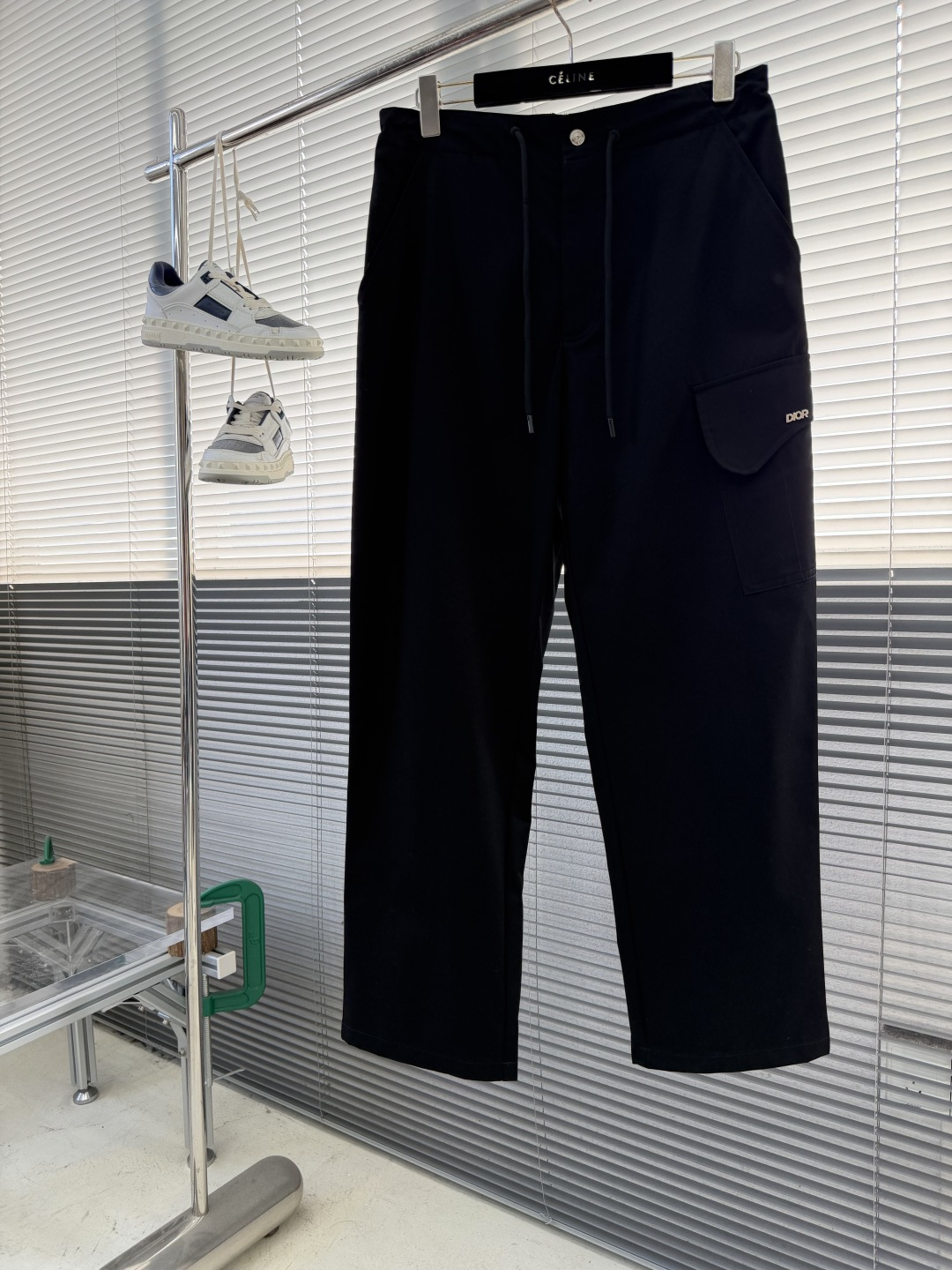 NO:660713,-Dio 25fw new black cotton blend twill fabric with saddle pocket overalls. These overalls incorporate Dio's high-end aesthetic style and reinterpret the classic logo of sportswear. Carefully crafted from black cotton blend twill fabric, the legs are decorated with saddle flap pockets, unique and embellished with the classic metal Dio logo. Can be worn with the jackets of this series for a casual look. Size 46 48 50 42 54 56  Pants length 101 103 105 107 109 111 Waist 788286909498 Hips 104 108 112 116 120 124,Dior-clothing,dior,dior,jackets & coats, 19860909-Dio 25fw新款黑色棉质混纺斜纹面料搭配马鞍口袋工装裤.这款工装裤融入Dio 的高订美学风格,重新诠释运动服饰经典标识.采用黑色棉质混纺斜纹面料精心制作,裤腿饰以马鞍翻盖口袋,别具一格,点缀以经典的金属Dio标志.可与该系列的夹克搭配穿着,打造休闲造型. 码数46 48 50 42 54 56 裤长 101 103 105 107 109 111 腰围788286909498 臀围 104 108 112 116 120 124,迪奥-服装,dior,dior,jackets & coats, ,Women's clothing