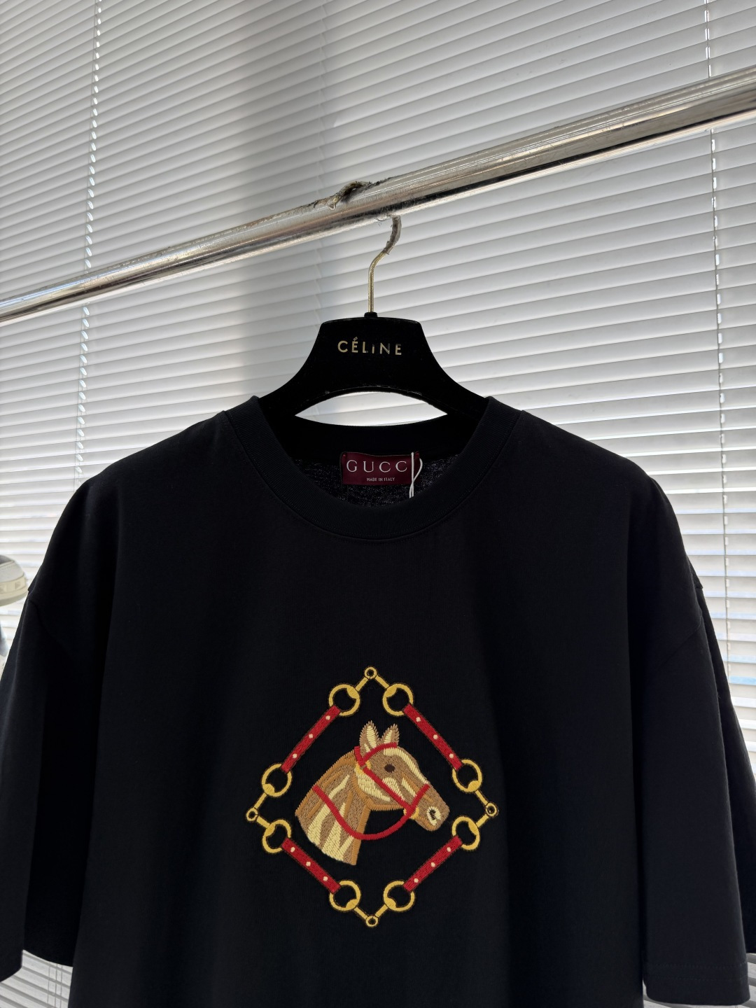 -GUCC 2026春夏新品，100％全棉300g面料，柔软亲肤，挺阔有垂坠感。四线密边做工精细，前幅案
