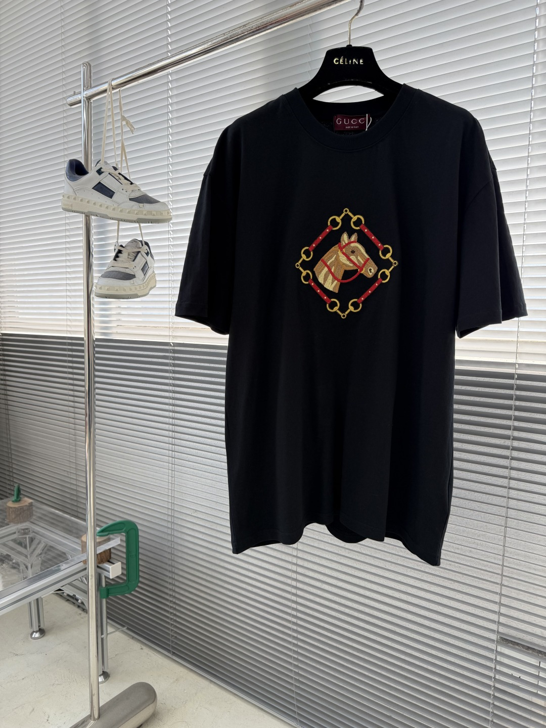 NO:743446,The highest version on the market, the girl inspects the goods, trims the three marks on the threads, and delivers the goods. You can post pictures and take videos. If you want quality and service, add me on WeChat. We will not accept urgent orders. - GUCC 2026 spring and summer new product, 100% cotton 300g fabric, soft and skin-friendly, wide and drapey. The four-thread dense edge is finely made, and the front panel l embroidery is matched with the logo. It is simple and elegant, and the three marks are complete. Same style for men and women, size S M L XL, shoulder width 56.5  58 60.4 62 Length 70727476 Bust 106114118, Gucci-clothing, gucci, gucci,19860909市面最高版本小妹验货、修剪线头上三标、发货可发图及拍视频,要品质要服务的加我微信,不接急单. -GUCC 2026春夏新品,全棉300g面料,柔软亲肤,挺阔有垂坠感.四线密边做工精细,前幅案l刺绣配合logo标识,简洁大方,三标齐全. 男女同款 码数S M L XL 肩宽56.5 58 60.4 62 衣长70727476 胸围 106114118,古驰-服装,gucci,gucci,,Women's clothing