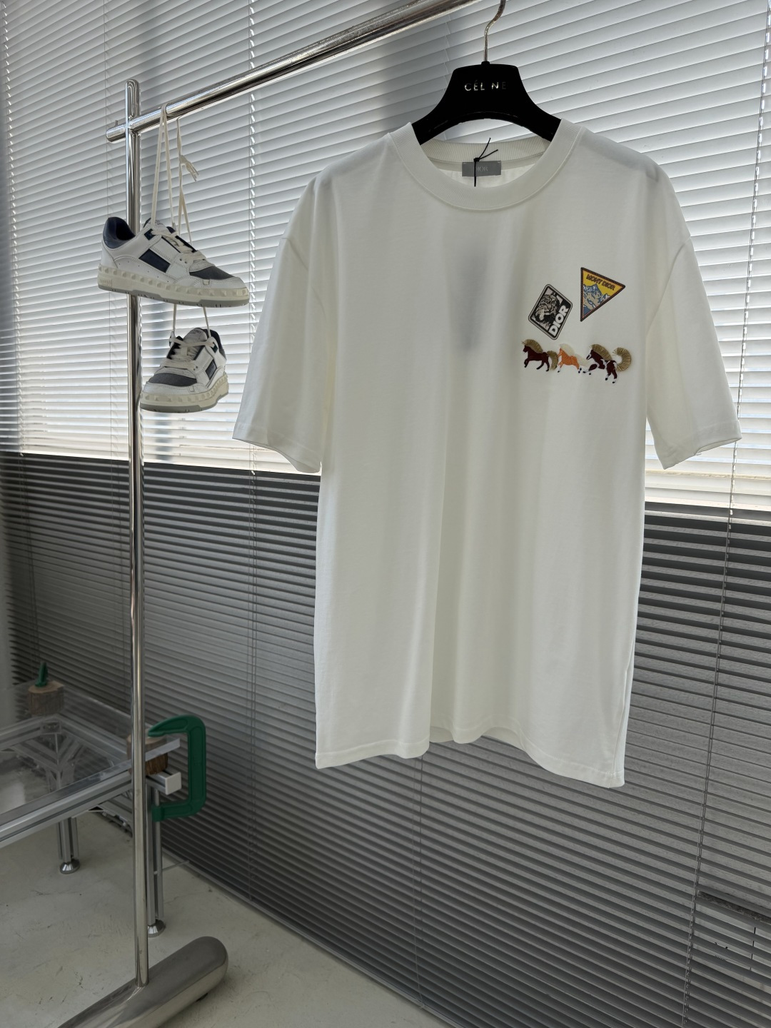 -Dio 2026春夏新品，100％全棉300g面料，柔软亲肤，挺阔有垂坠感。四线密边做工精细，前幅案l