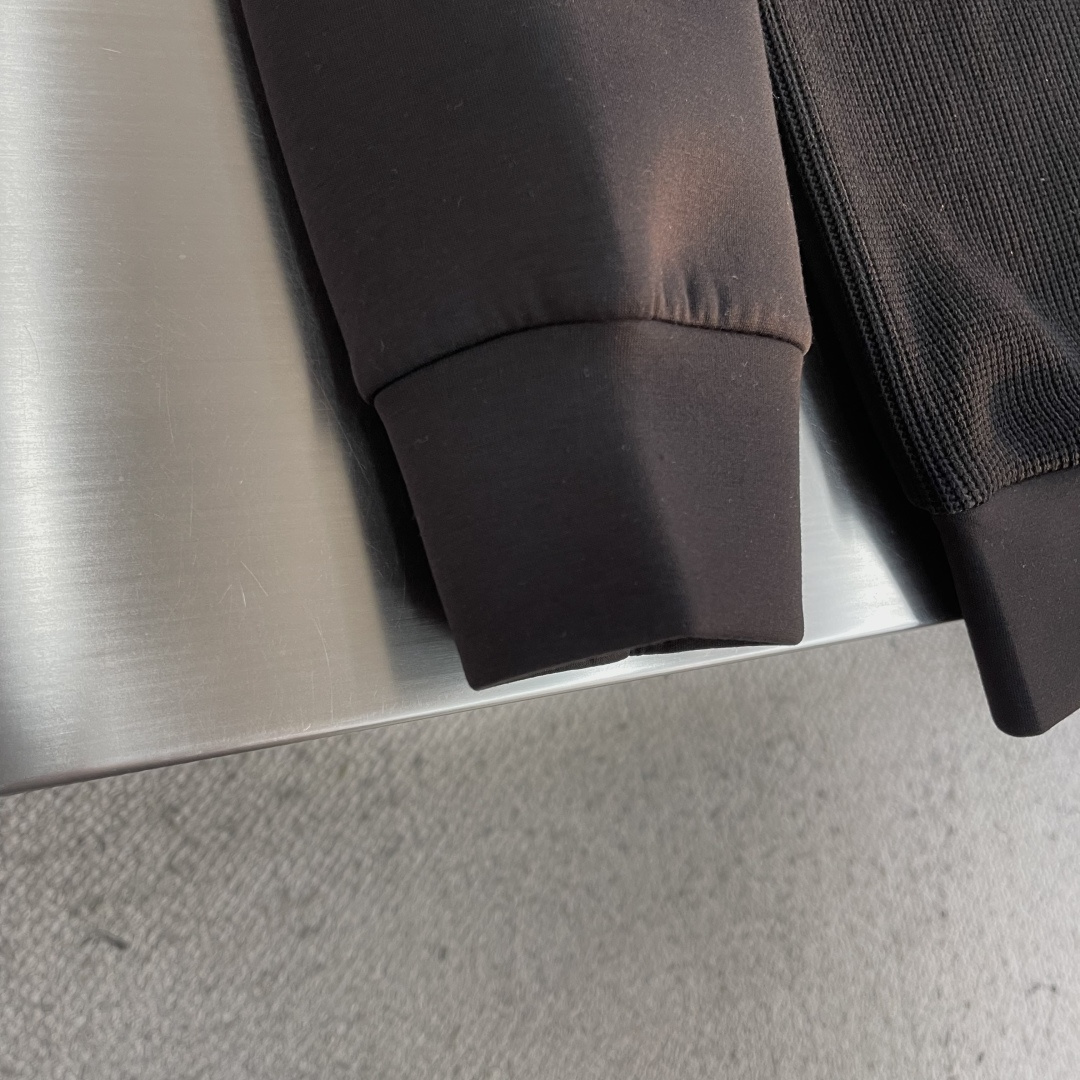 -PRAD 2025秋冬羊毛混纺套头针织卫衣 几何拼皮的口袋设计 很有亮点，标志字母纽扣 细节上凸显质感