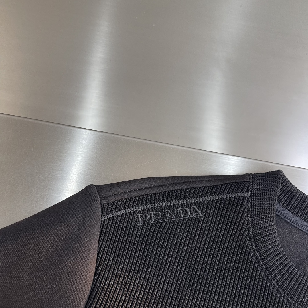 -PRAD 2025秋冬羊毛混纺套头针织卫衣 几何拼皮的口袋设计 很有亮点，标志字母纽扣 细节上凸显质感