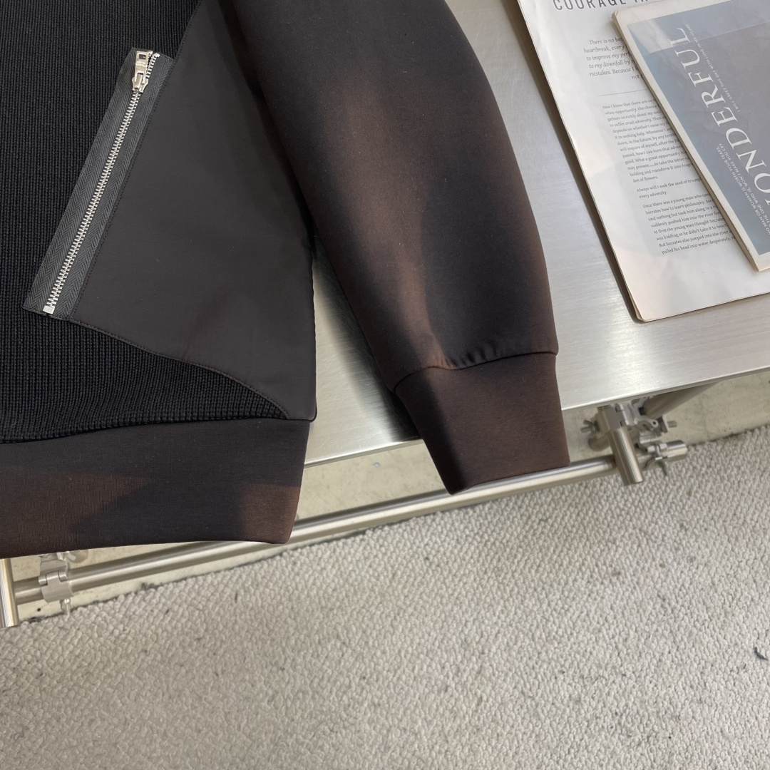 -PRAD 2025秋冬羊毛混纺套头针织卫衣 几何拼皮的口袋设计 很有亮点，标志字母纽扣 细节上凸显质感