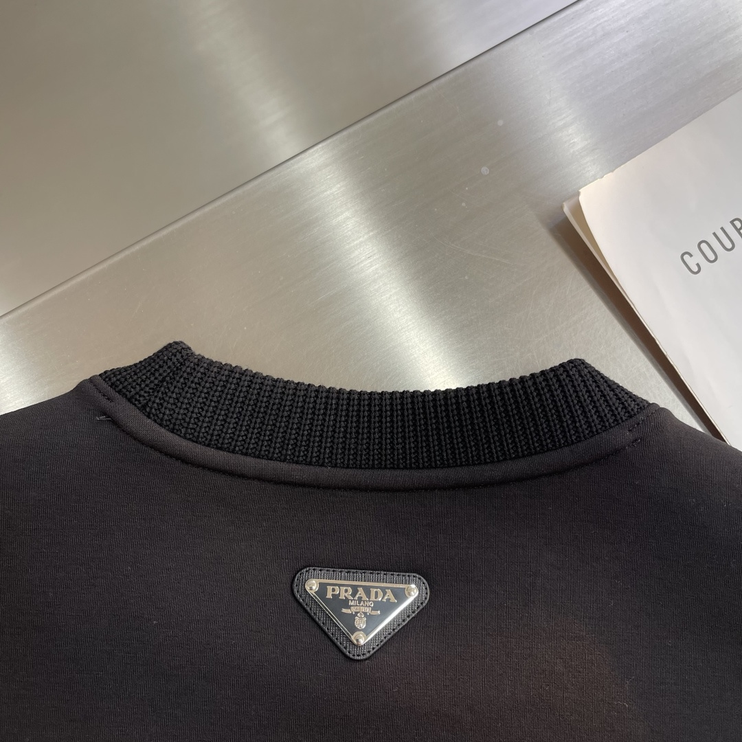 -PRAD 2025秋冬羊毛混纺套头针织卫衣 几何拼皮的口袋设计 很有亮点，标志字母纽扣 细节上凸显质感