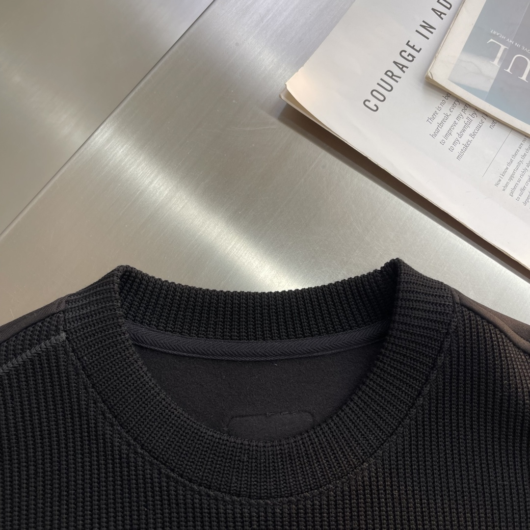 -PRAD 2025秋冬羊毛混纺套头针织卫衣 几何拼皮的口袋设计 很有亮点，标志字母纽扣 细节上凸显质感