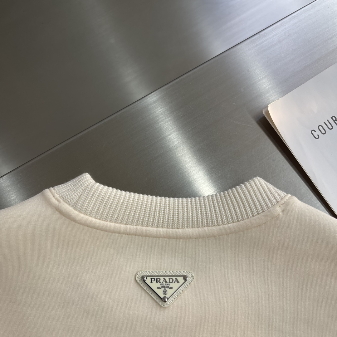 -PRAD 2025秋冬羊毛混纺套头针织卫衣 几何拼皮的口袋设计 很有亮点，标志字母纽扣 细节上凸显质感