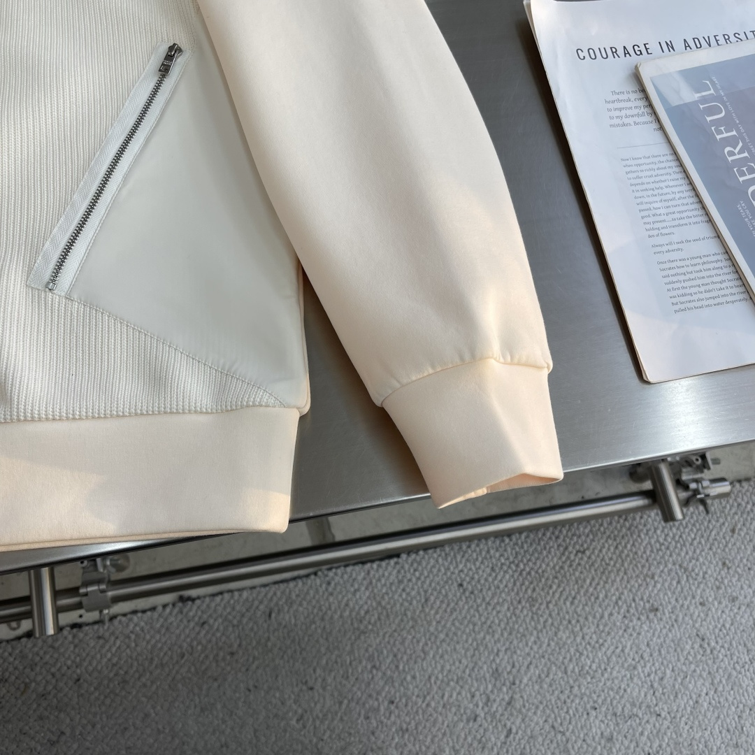 -PRAD 2025秋冬羊毛混纺套头针织卫衣 几何拼皮的口袋设计 很有亮点，标志字母纽扣 细节上凸显质感