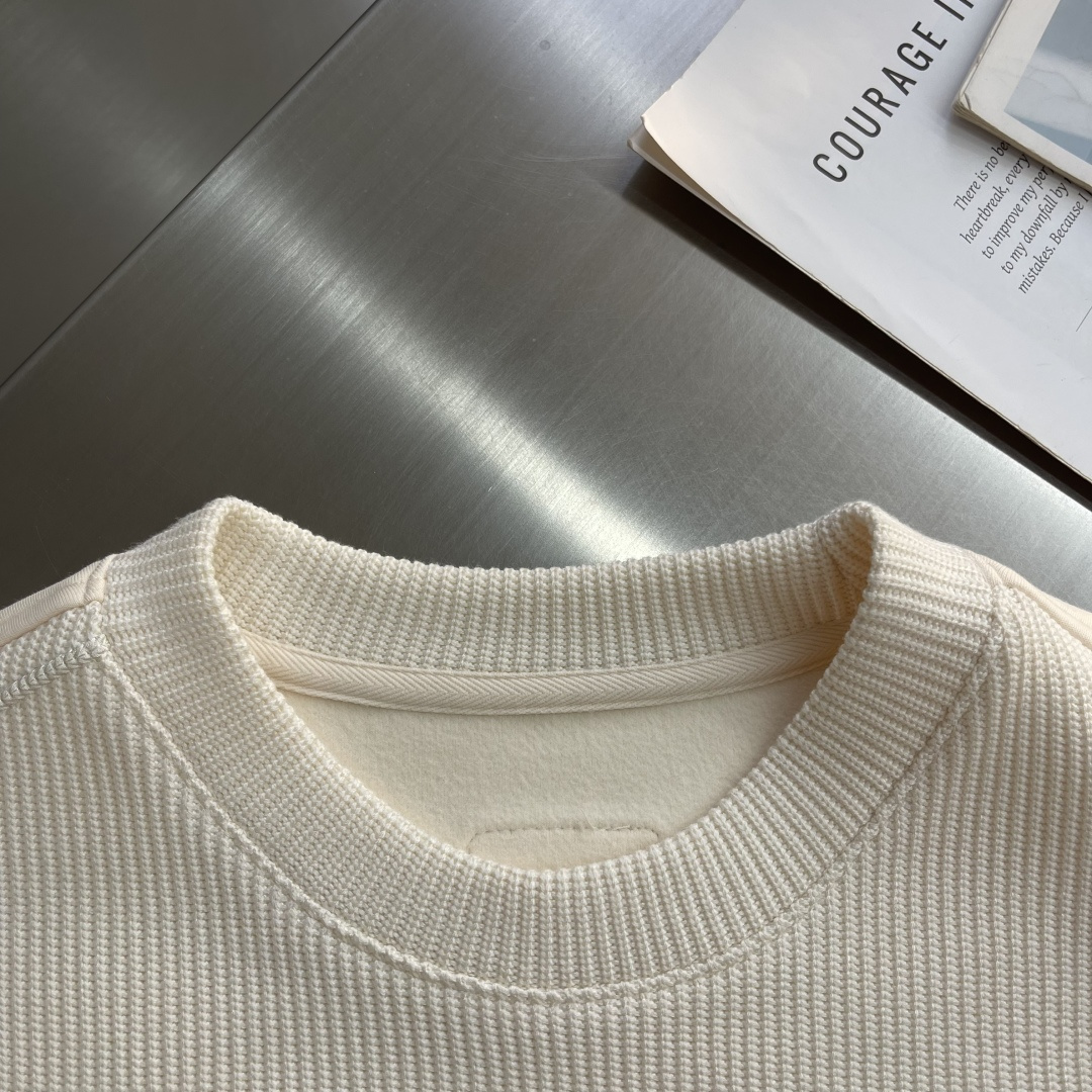 -PRAD 2025秋冬羊毛混纺套头针织卫衣 几何拼皮的口袋设计 很有亮点，标志字母纽扣 细节上凸显质感