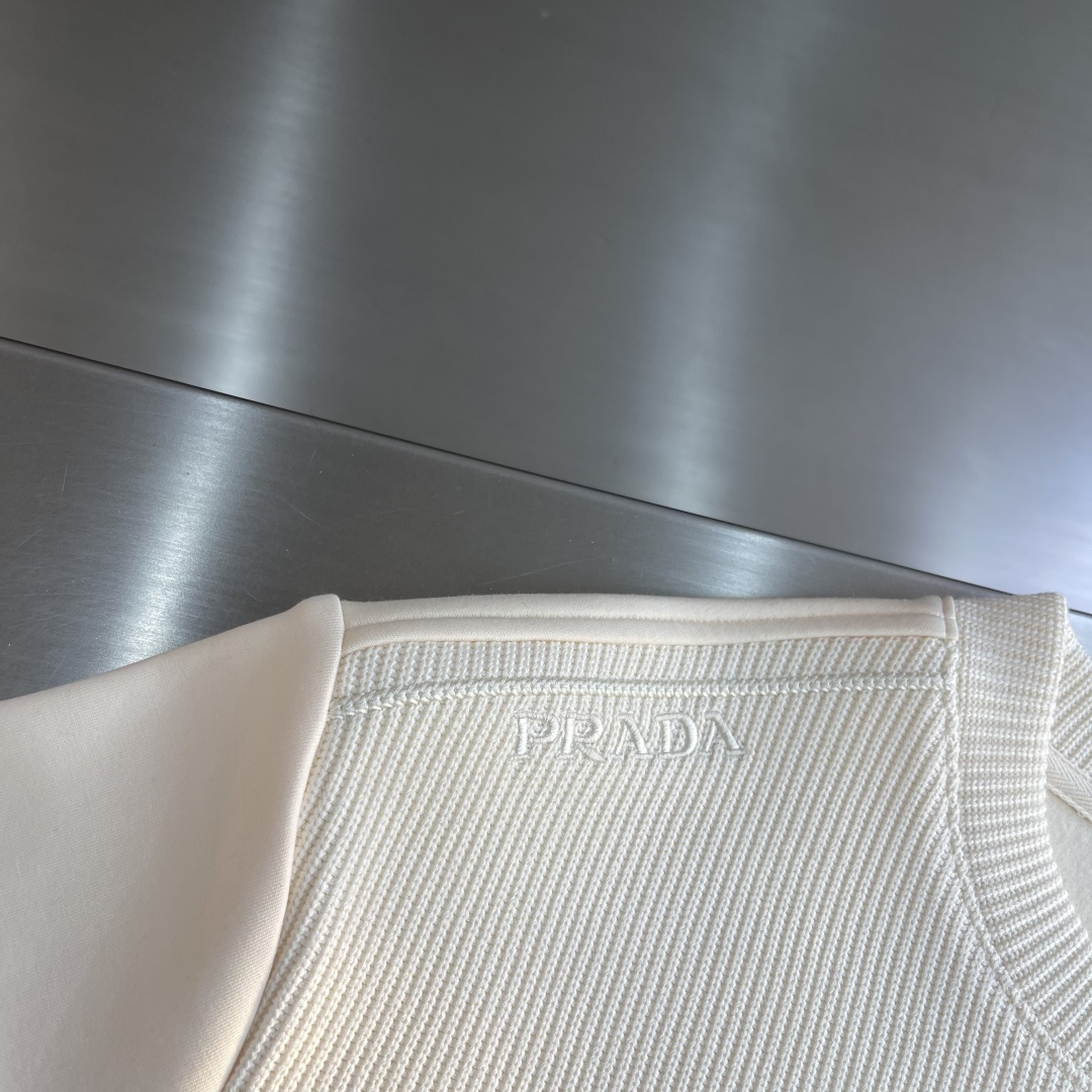 -PRAD 2025秋冬羊毛混纺套头针织卫衣 几何拼皮的口袋设计 很有亮点，标志字母纽扣 细节上凸显质感