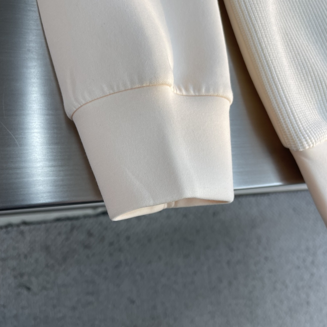 -PRAD 2025秋冬羊毛混纺套头针织卫衣 几何拼皮的口袋设计 很有亮点，标志字母纽扣 细节上凸显质感